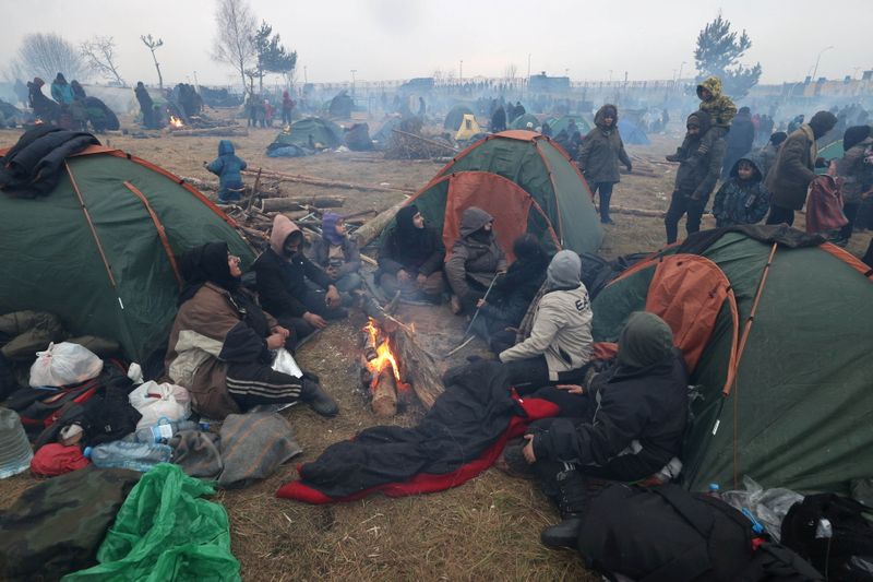 Migrantes en un campo de refugiados en la frontera entre Polonia y Bielorrusia (Foto: Reuters)