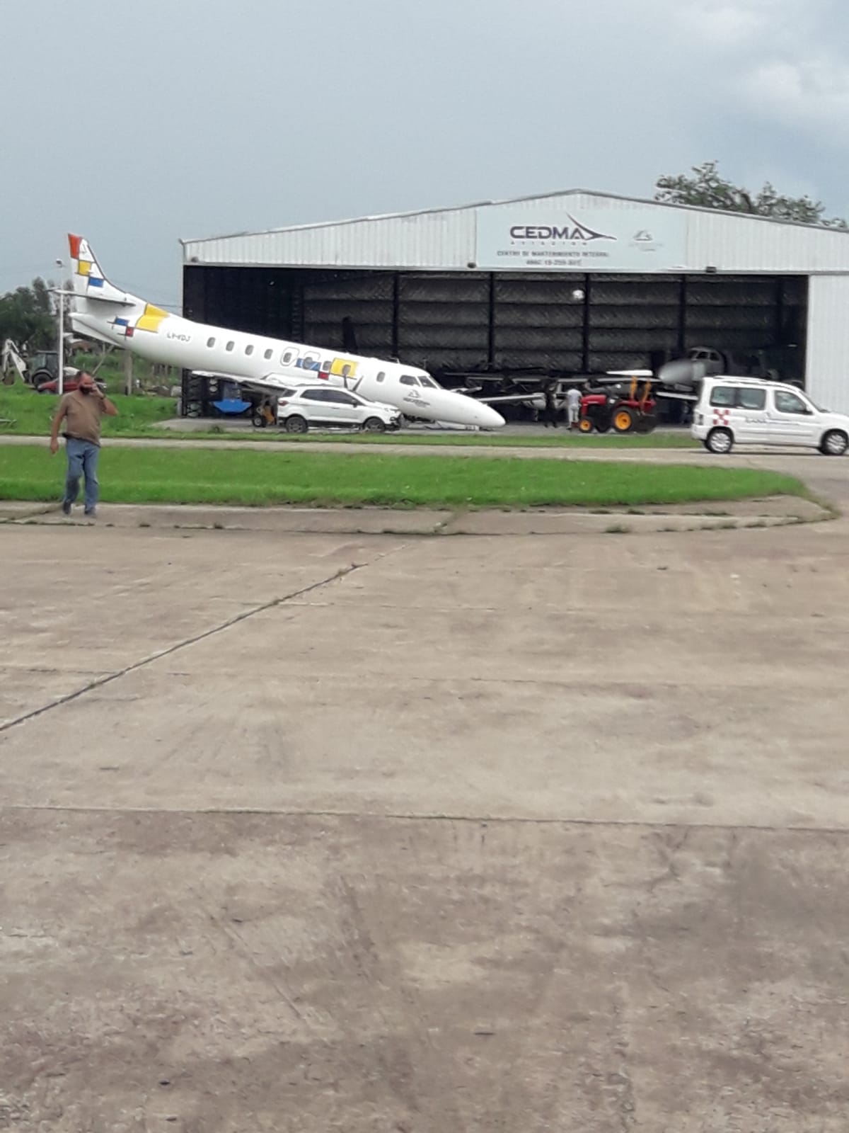 Un avió aplastó a un mecánico en un hangar del aeropuerto de Morón