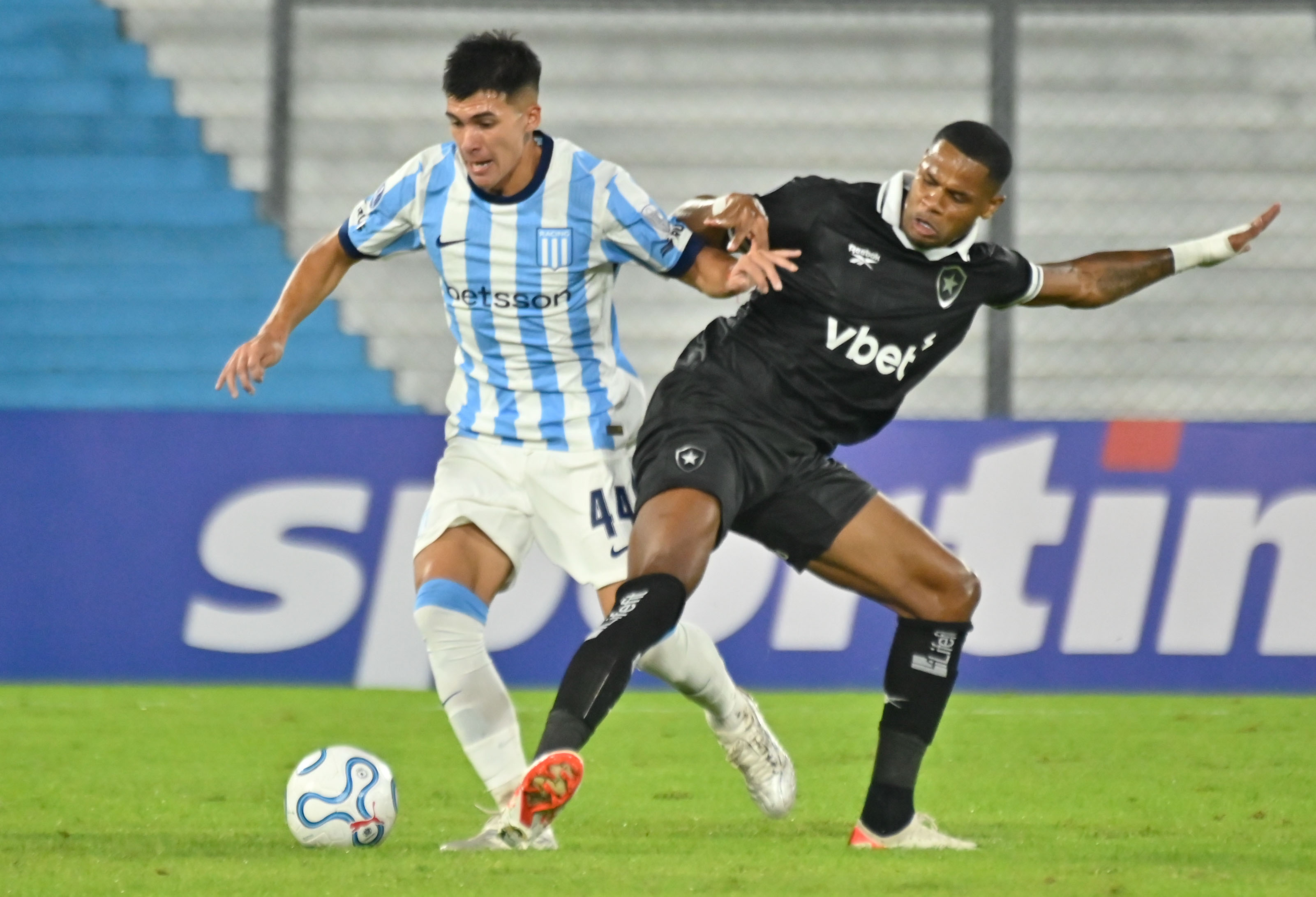 Racing cay&oacute; 3-2 con Botafogo en el &uacute;ltimo minuto y se complic&oacute; en la Copa Sudamericana