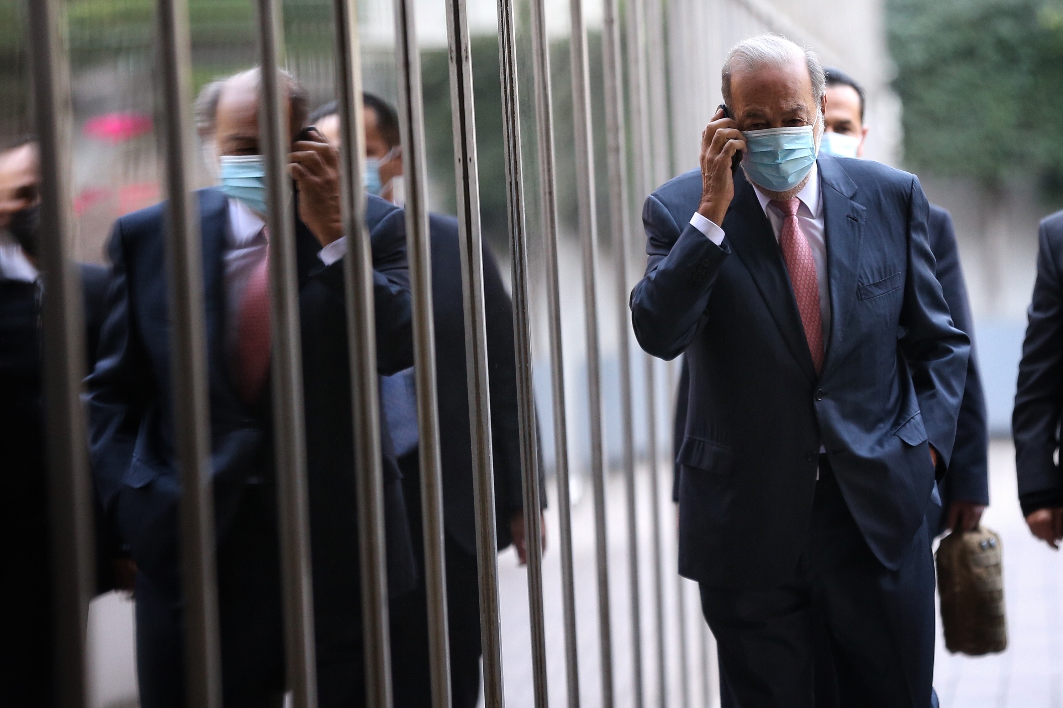Carlos Slim habla por teléfono en la calle (EFE/ Sáshenka Gutiérrez)