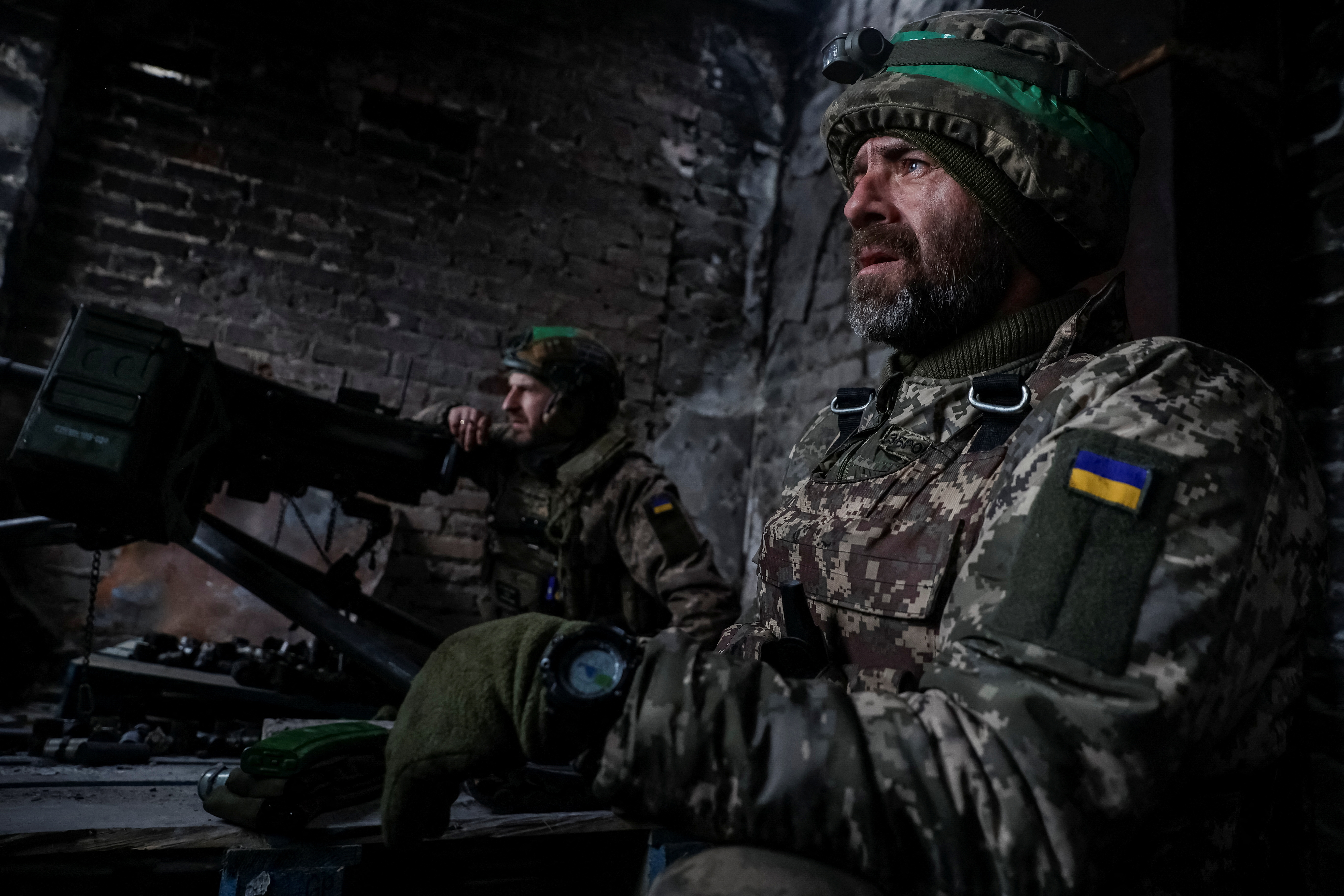 Militares ucranianos cerca de un lanzagranadas automático en sus posiciones, mientras continúa el ataque de Rusia contra Ucrania, en la ciudad de Bakhmut. (Radio Free Europe/Radio Liberty/Serhii Nuzhnenko via REUTERS)
