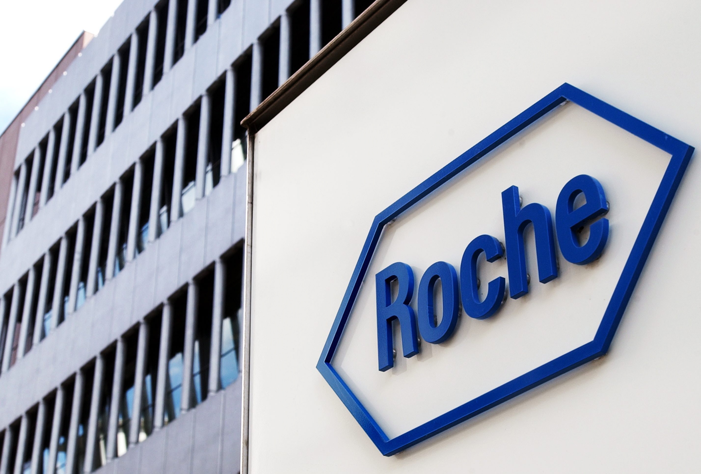 Roche anunció que su tratamiento contra el coronavirus con anticuerpos monoclonales presentó resultados positivos en pacientes hospitalizados