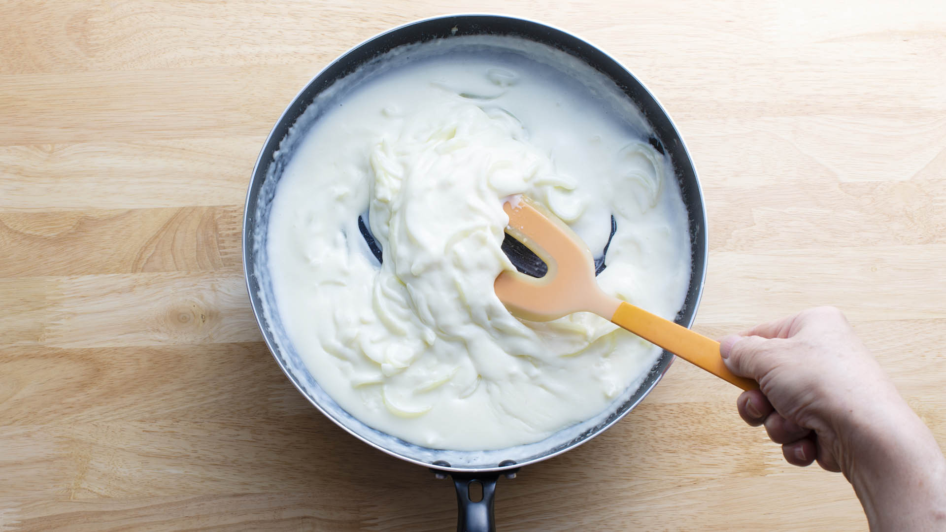 Para hacer una salsa blanca perfecta, es fundamental que no queden grumos de la harina.