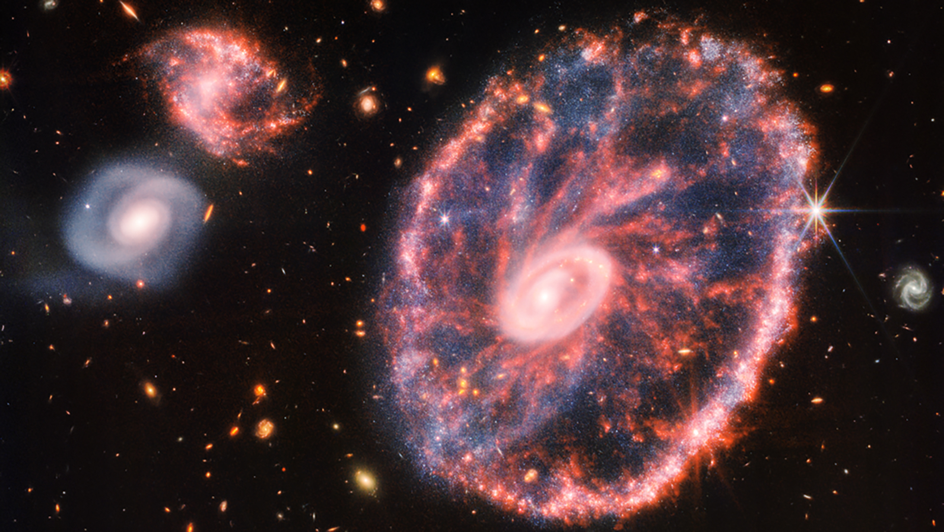 Esta galaxia llama la atención de los astrónomos por los rayos rojos que parten del centro a la circunferencia exterior. (NASA, ESA, CSA, STScI, equipo de producción de Webb ERO).