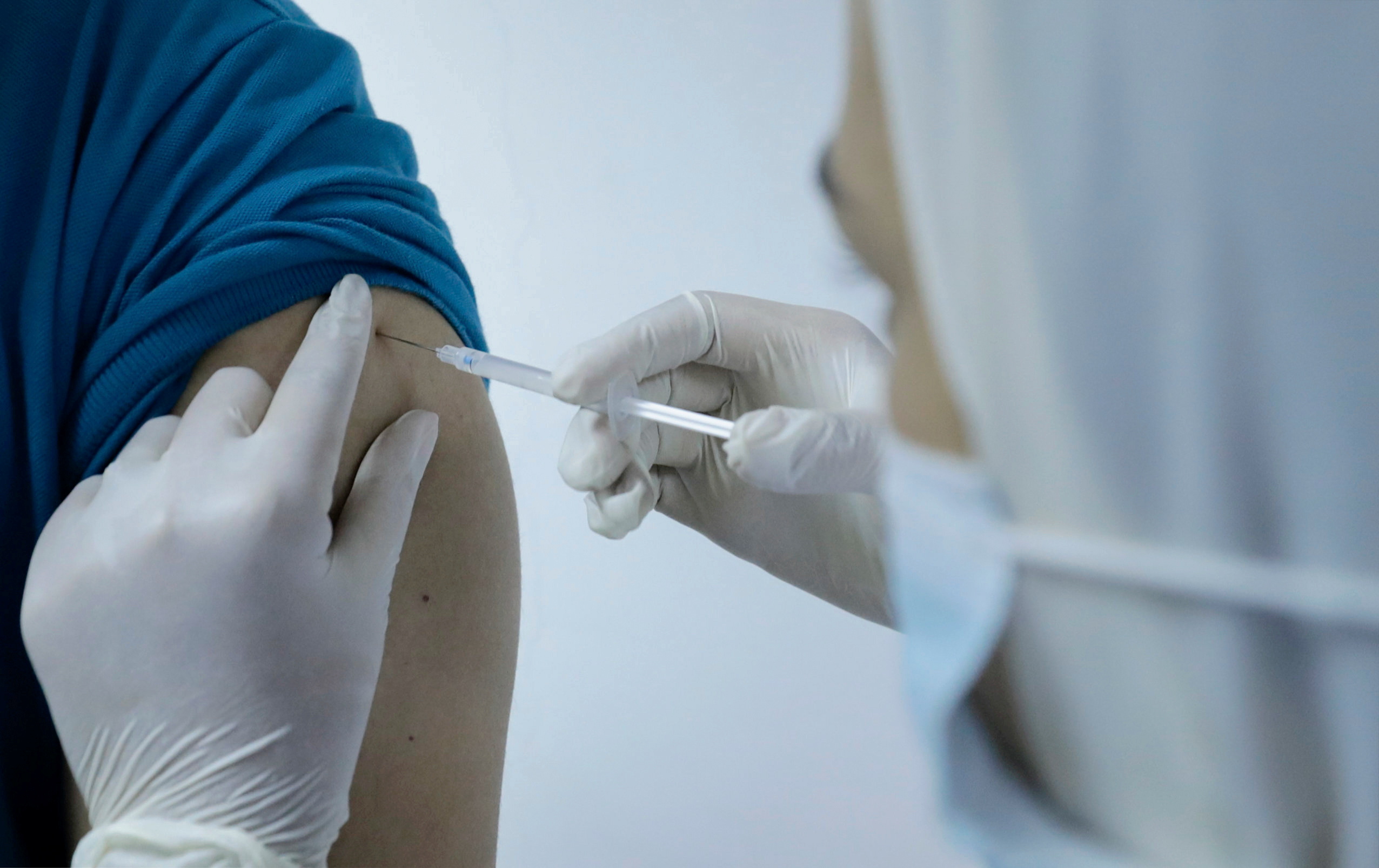 Los vacunados tendrán menos síntomas durante las etapas iniciales de la enfermedad y es menos probable que desarrollen un COVID prolongado (REUTERS/Mohamed Abd El Ghany)