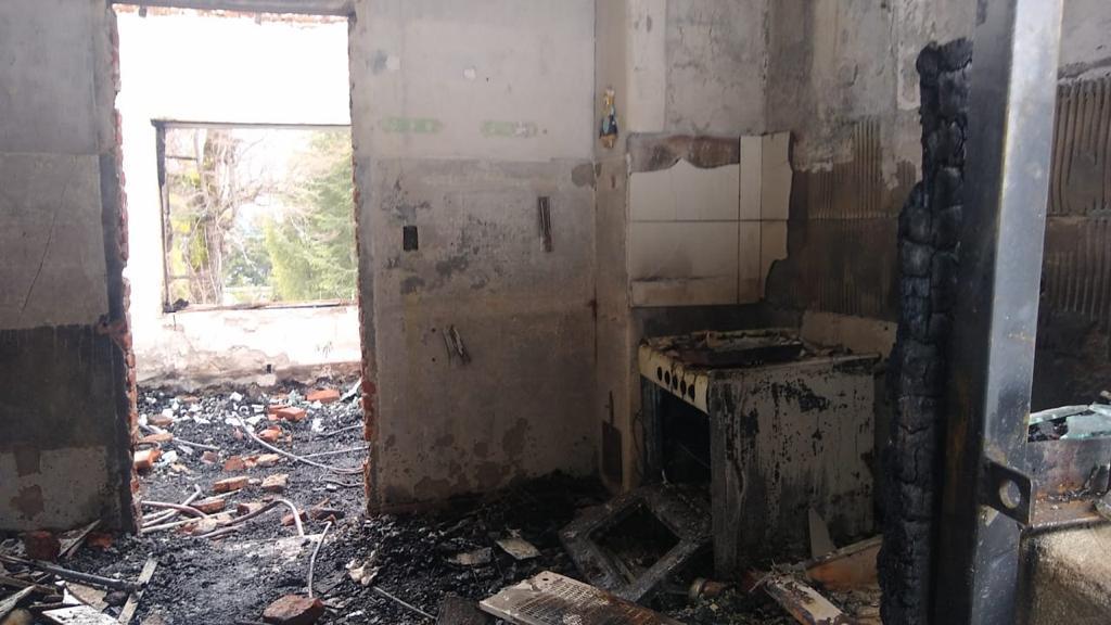 Así quedó la cabaña incendiada en Villa Mascardi: “Había claras intenciones de destruir todo”