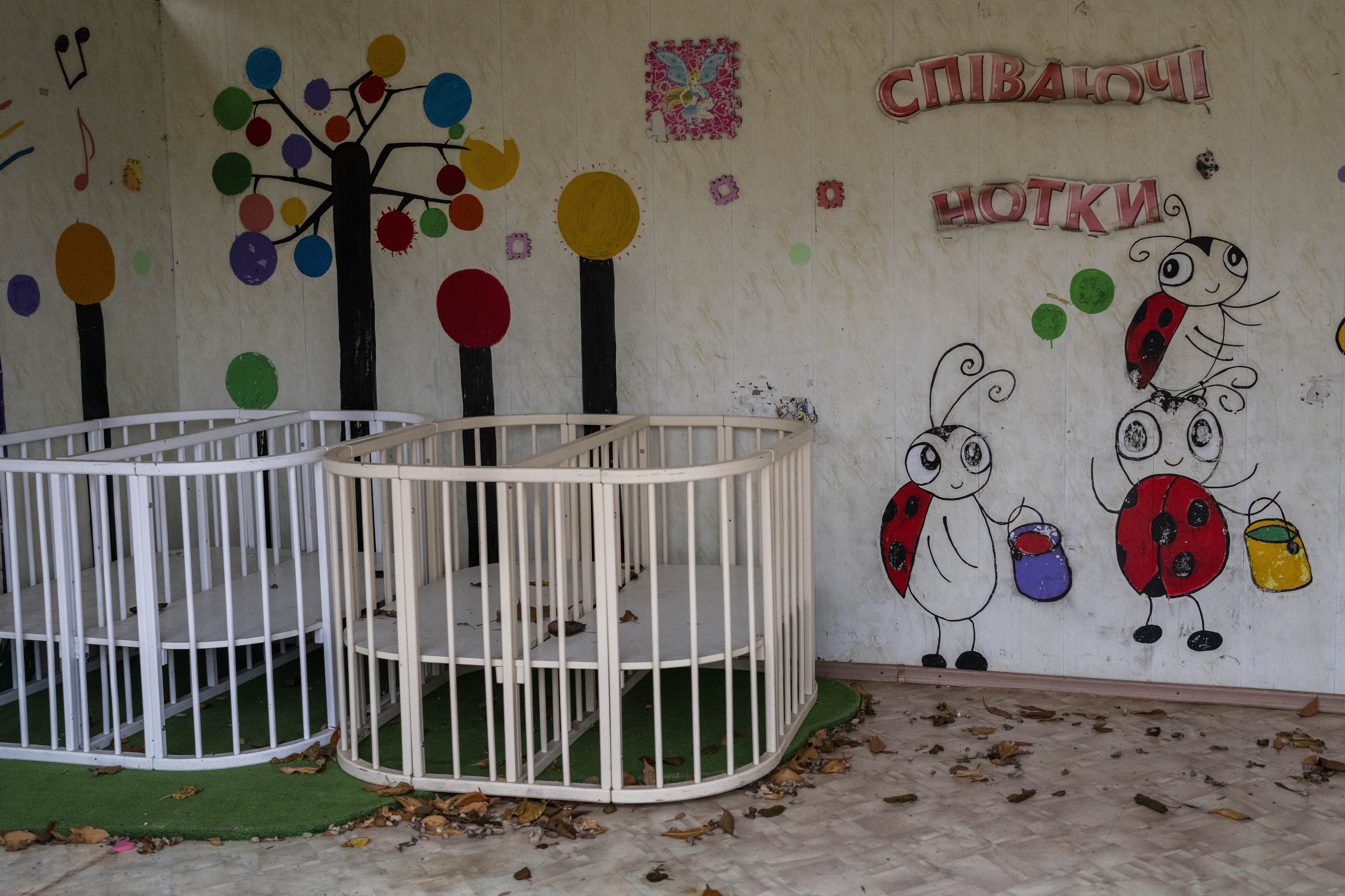 Espacios para bebés vacíos en un patio de juegos del orfanato de Kherson (AP Photo/Bernat Armangue)