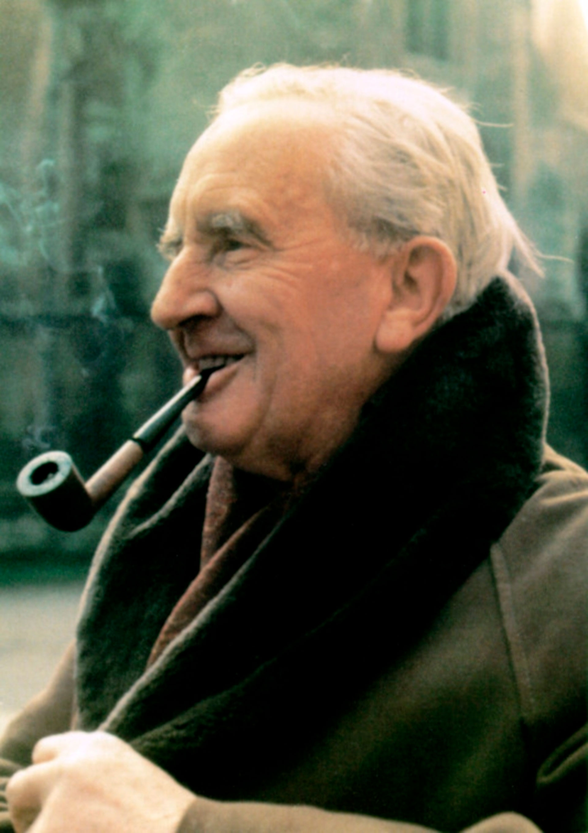 J.R.R. Tolkien escribía para sus hijos y para sus amigos, pero una editorial dio con su material y se convirtió en un éxito.