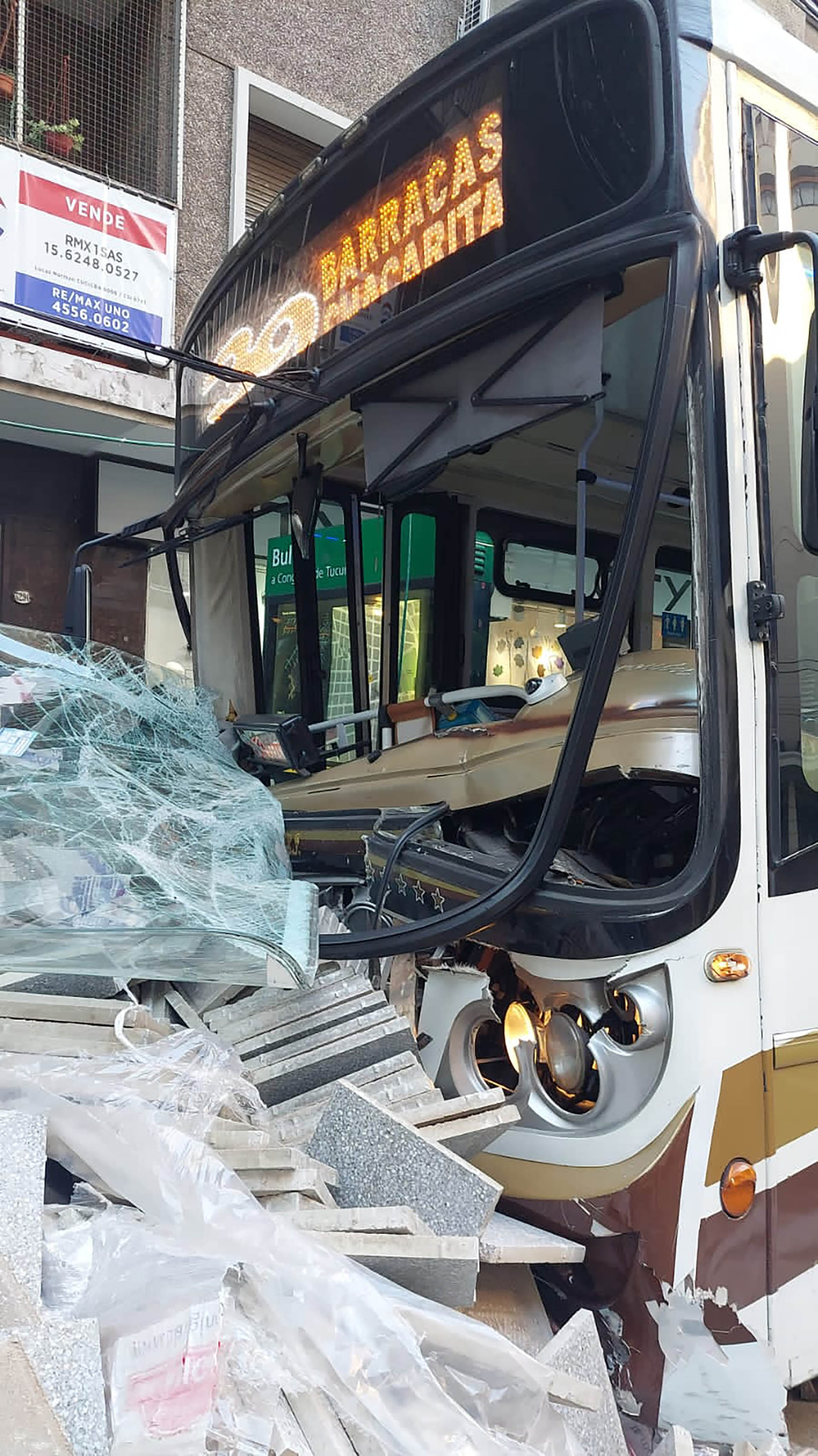 El colectivo se estrelló contra una pila de baldosas destinadas a reformar la Estación Bulnes de la Línea D de subtes