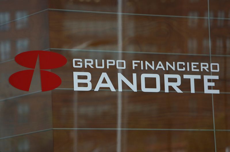 FOTO DE ARCHIVO. El logotipo de Grupo Financiero Banorte se muestra en su sede en Ciudad de México. REUTERS/Ginnette Riquelme