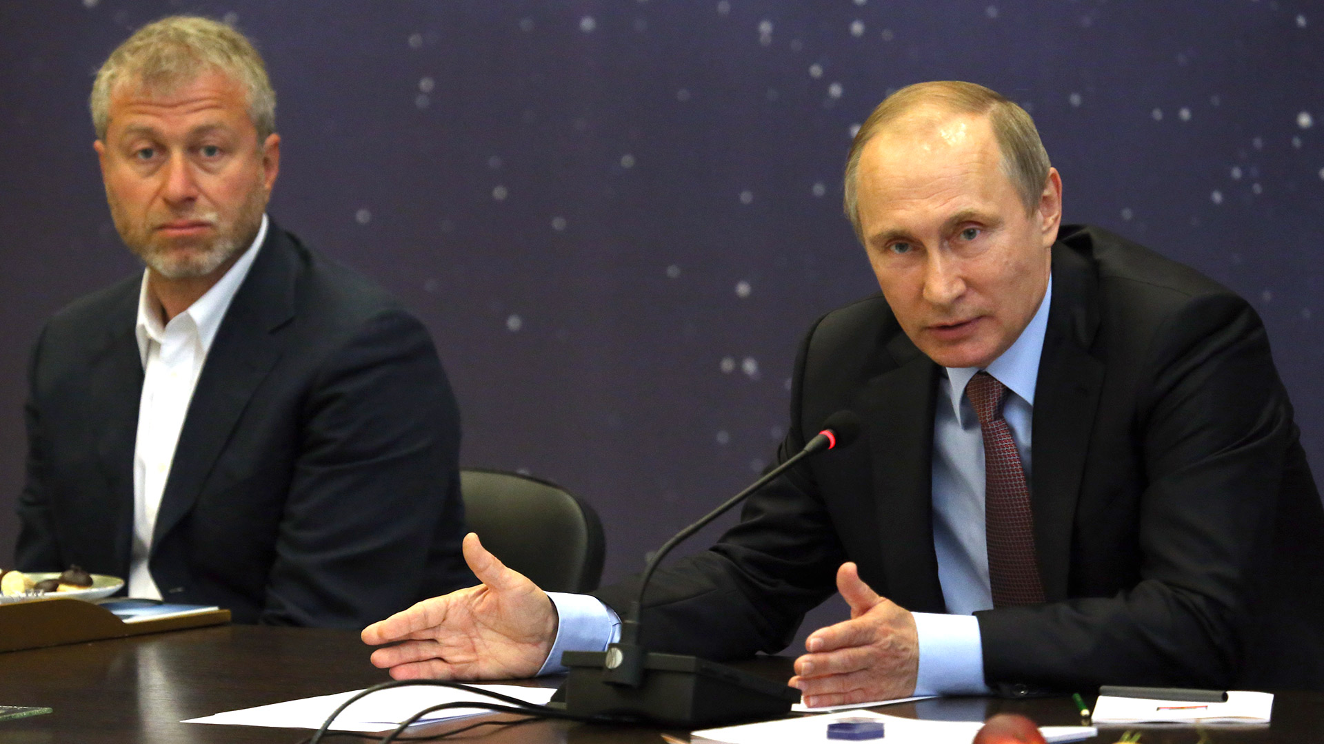 Le président russe Vladimir Poutine (R) parle en tant qu'entrepreneur milliardaire Roman Abramovich (L) montres lors d'une réunion avec d'éminents hommes d'affaires tout en visitant le centre d'éducation Sirius pour les enfants surdoués, le 19 juillet 2016 à Sotchi, Russie. 