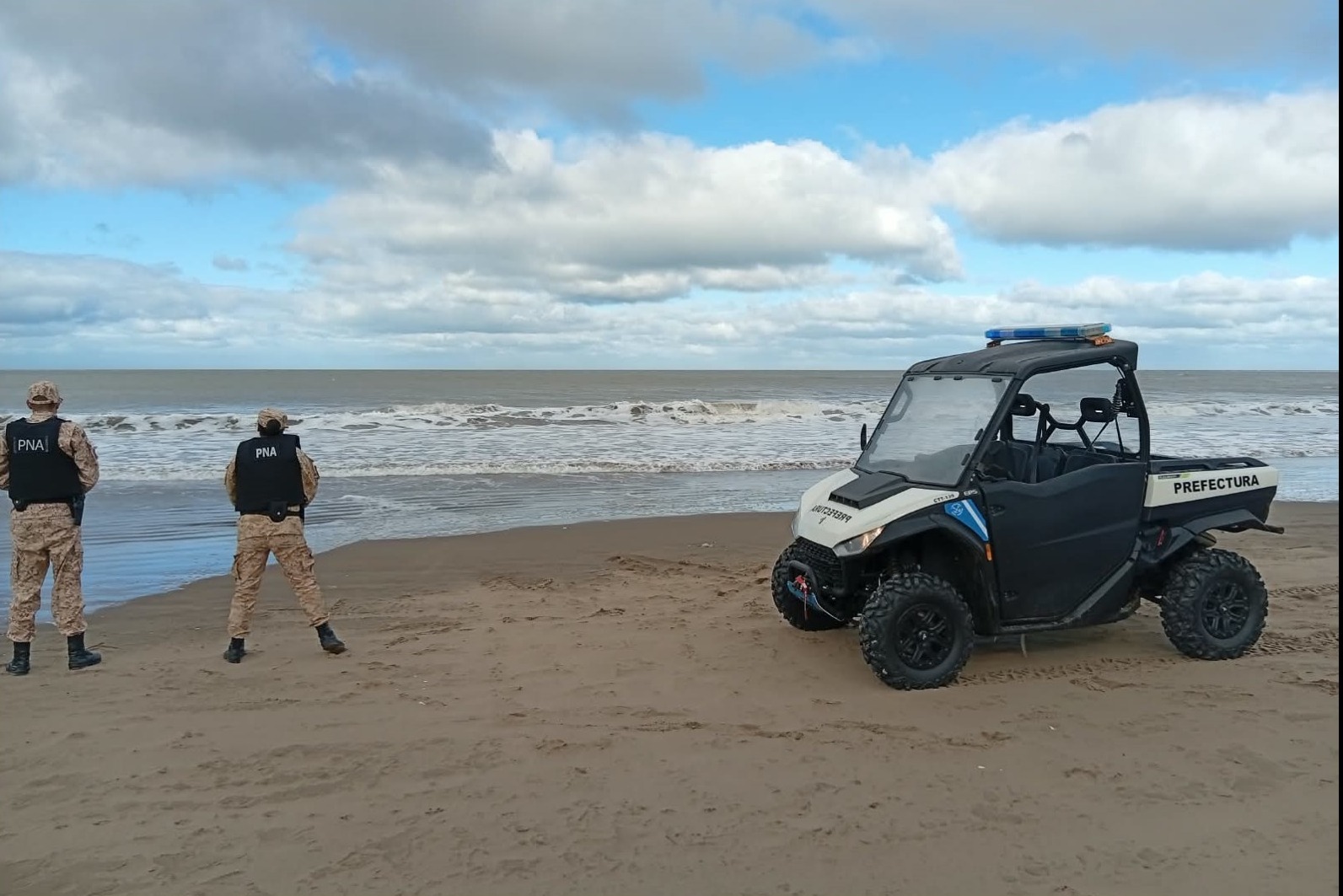 Santa Teresita: desesperada b&uacute;squeda de dos kayakistas que se metieron al mar en medio de un temporal