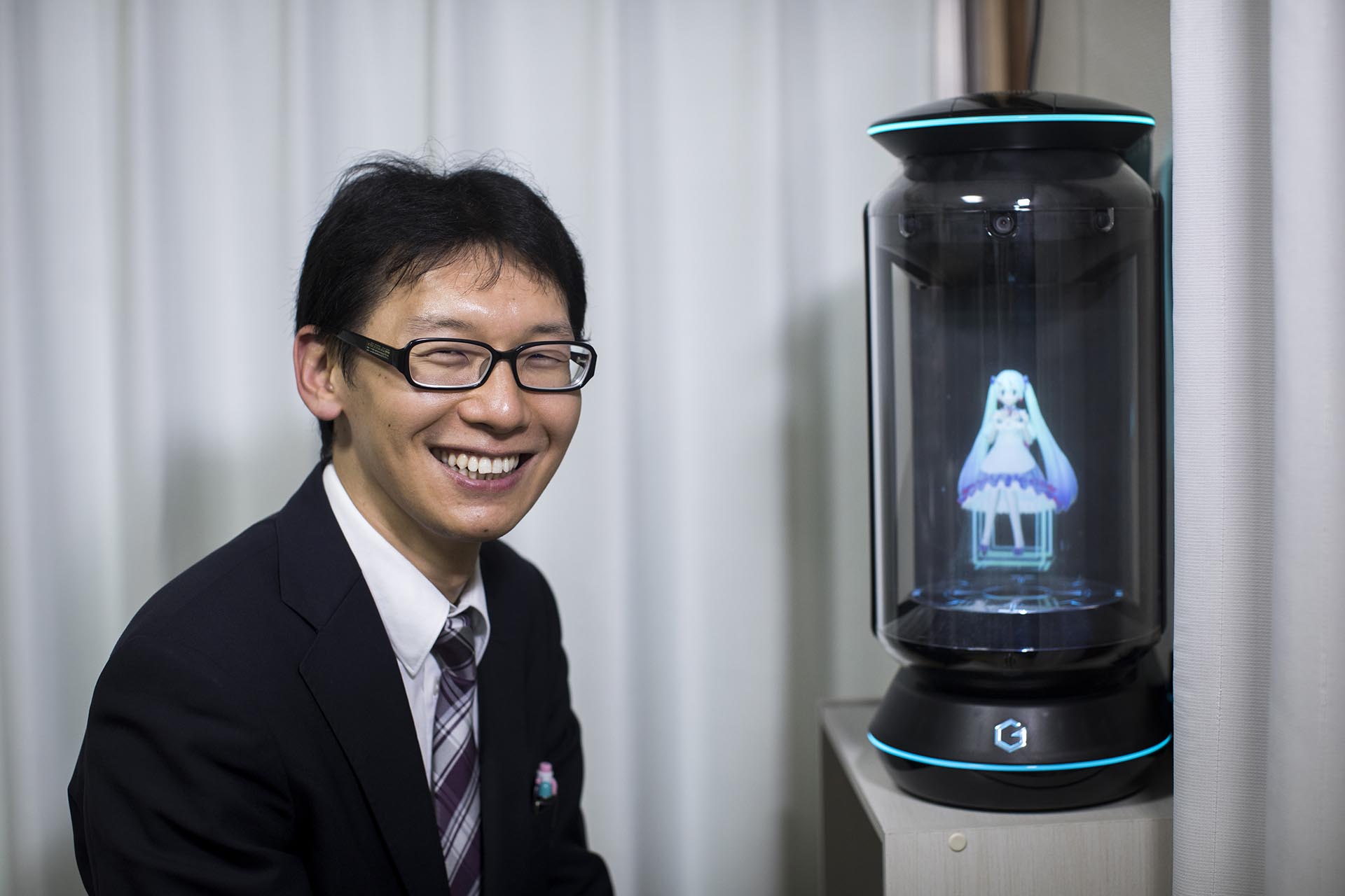 Akihiko Kondo posa junto al holograma Hatsune Miku (Foto: Grosby Group)