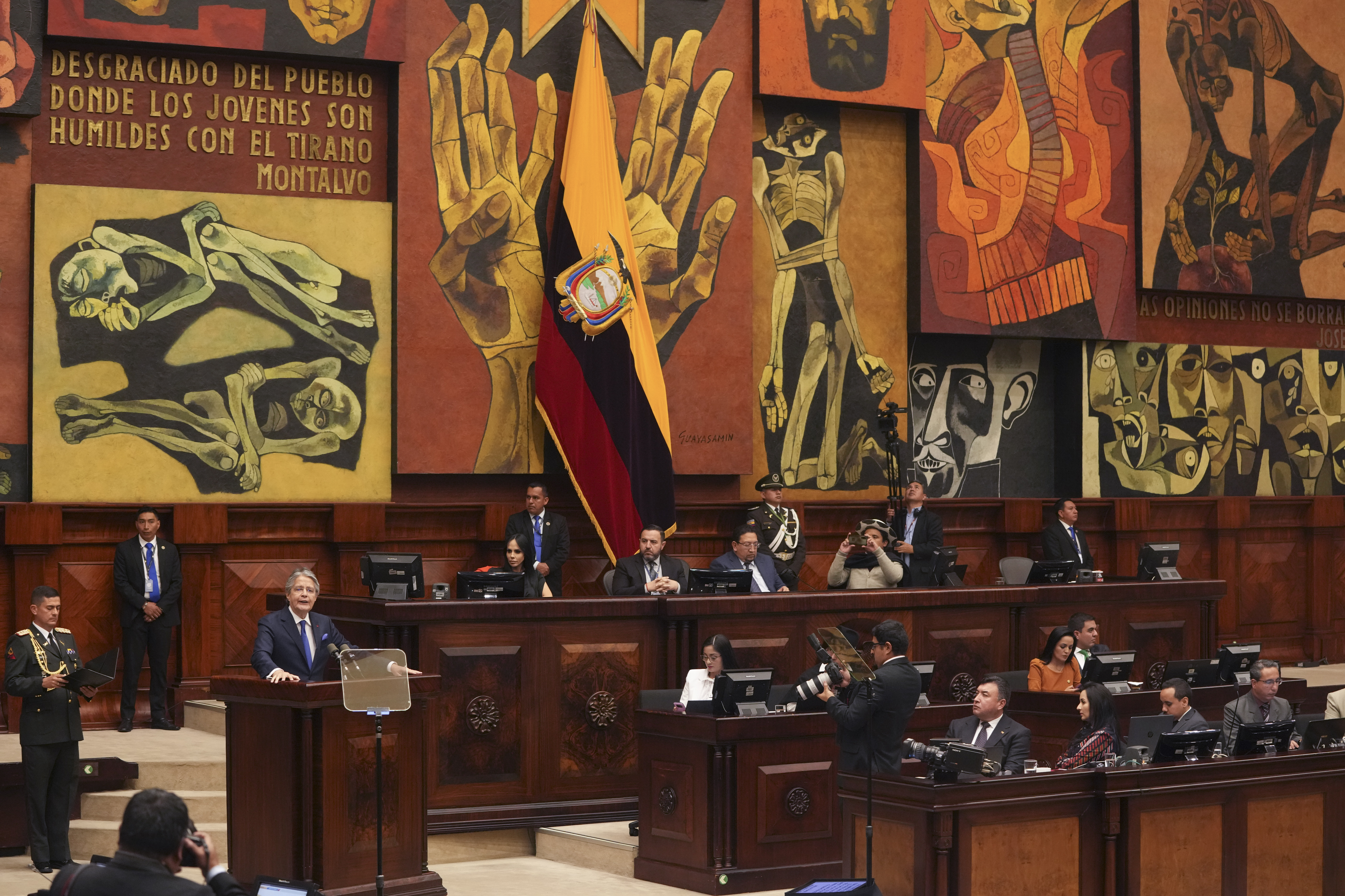 El presidente ecuatoriano Guillermo Lasso habla durante una sesión de la Asamblea Nacional en Quito, Ecuador, el martes 16 de mayo de 2023. (Foto AP/Dolores Ochoa)