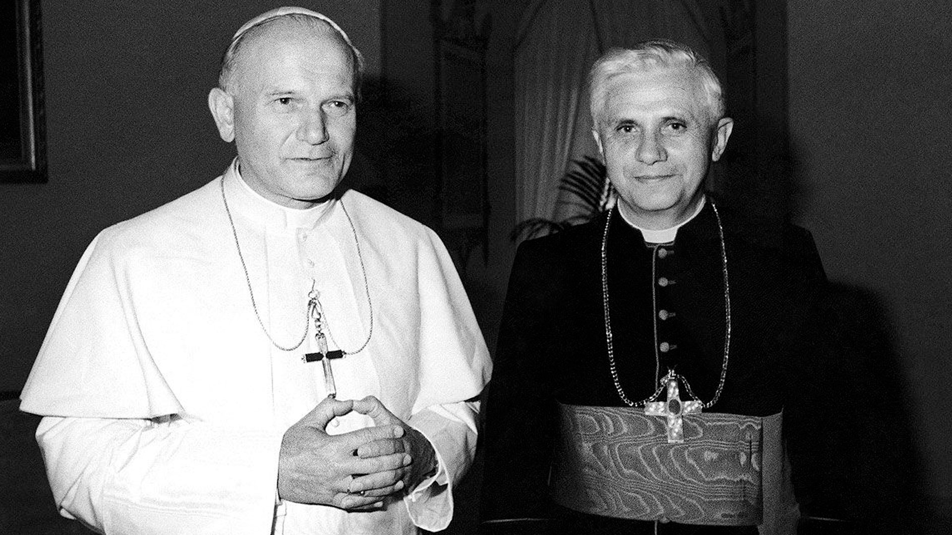 El entonces cardenal Joseph Ratzinger, con el Papa Juan Pablo II