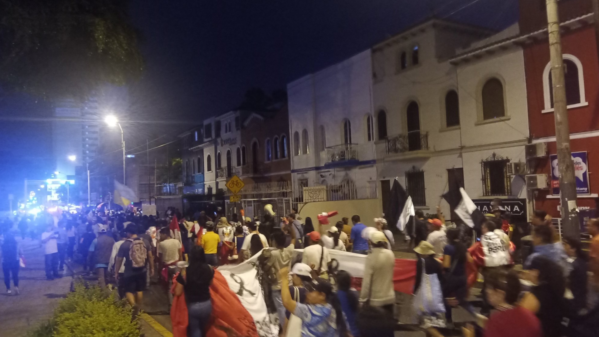 Demonstrators continue their march on Arquiba Avenue.  Photo: @olijerico