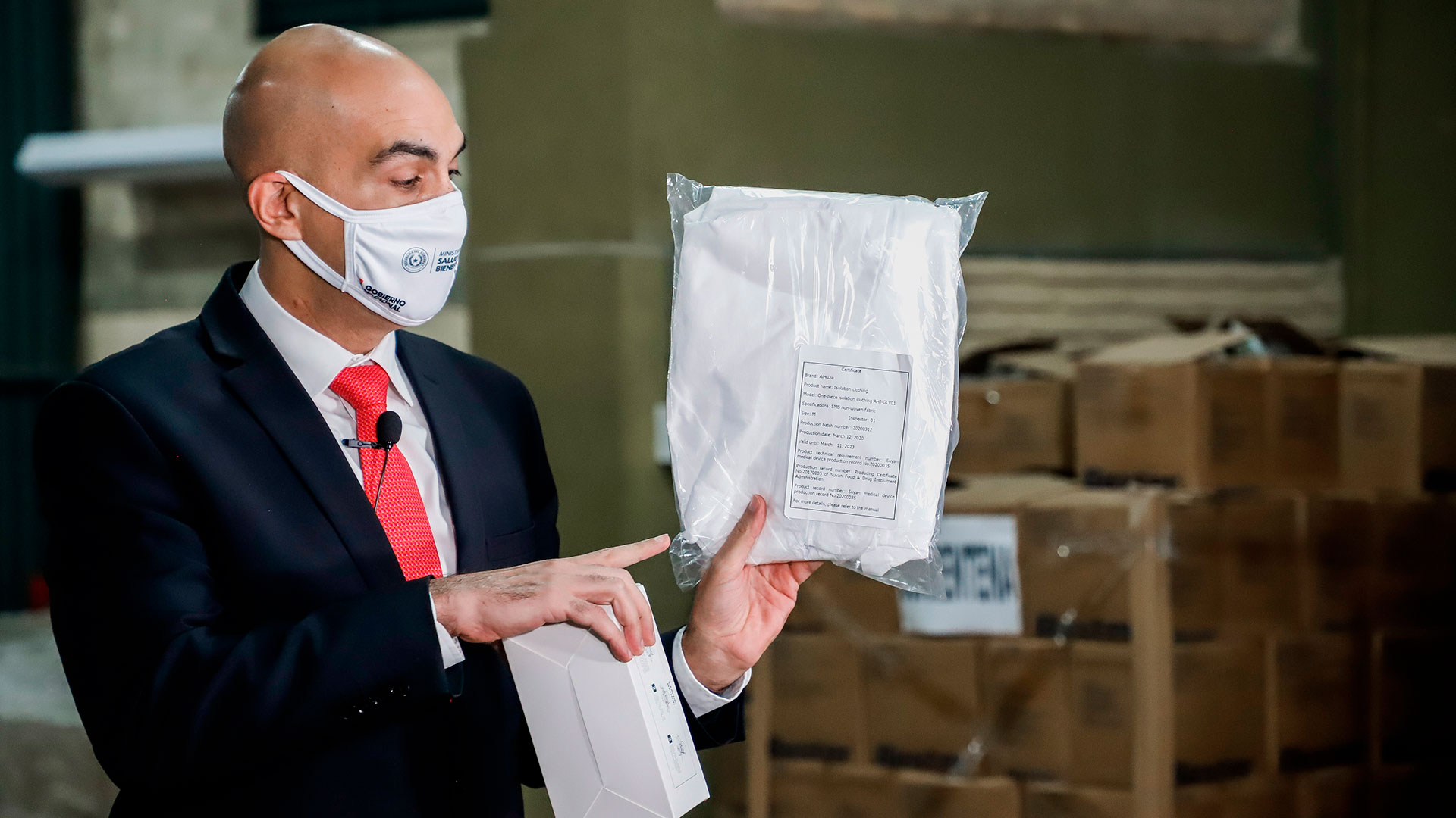 El ministro de Salud de Paraguay, Julio Mazzoleni,mostró algunos de los artículos defectuosos enviados por China (EFE)