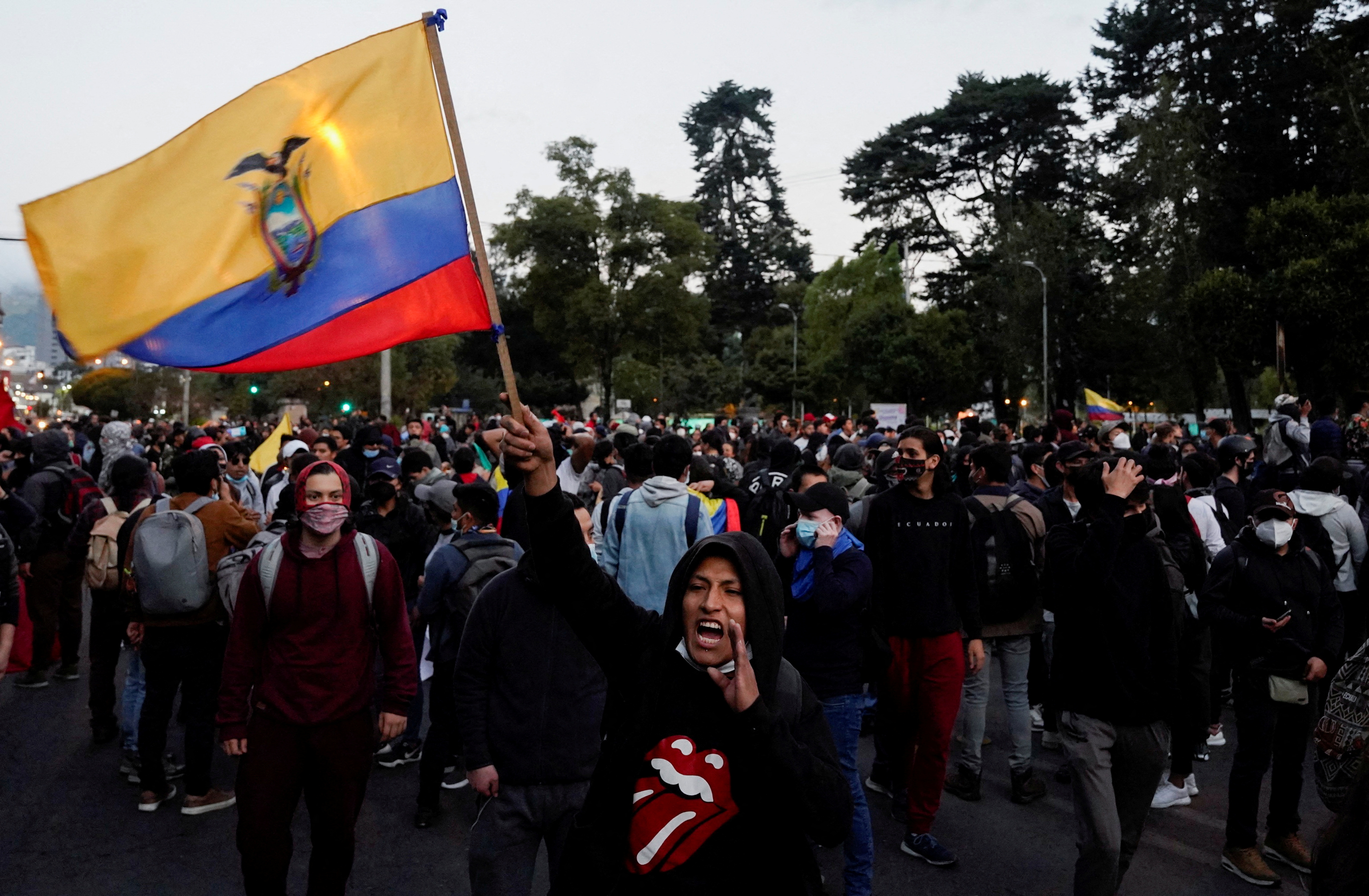 La gente protesta contra las políticas económicas y ambientales del presidente Guillermo Lasso y en apoyo del líder indígena Leonidas Iza y otros manifestantes arrestados en Quito. (Foto: REUTERS/Johanna Alarcon).