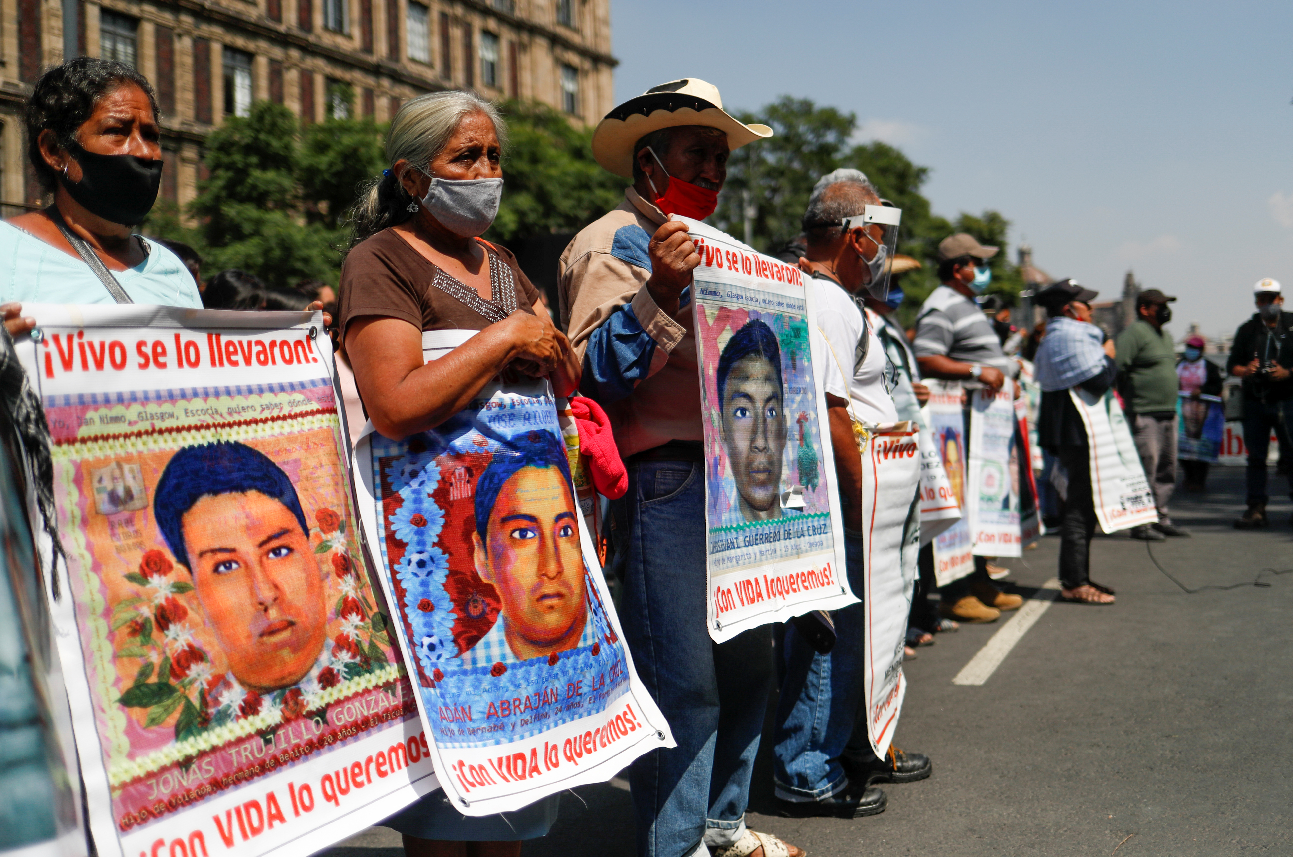 Familiares de estudiantes desaparecidos sostienen carteles con sus imágenes durante una protesta frente a la Corte Suprema de Justicia, antes del sexto aniversario de la desaparición de 43 estudiantes de la Escuela Normal Rural de Ayotzinapa, en la Ciudad de México, México 23 de septiembre de 2020.