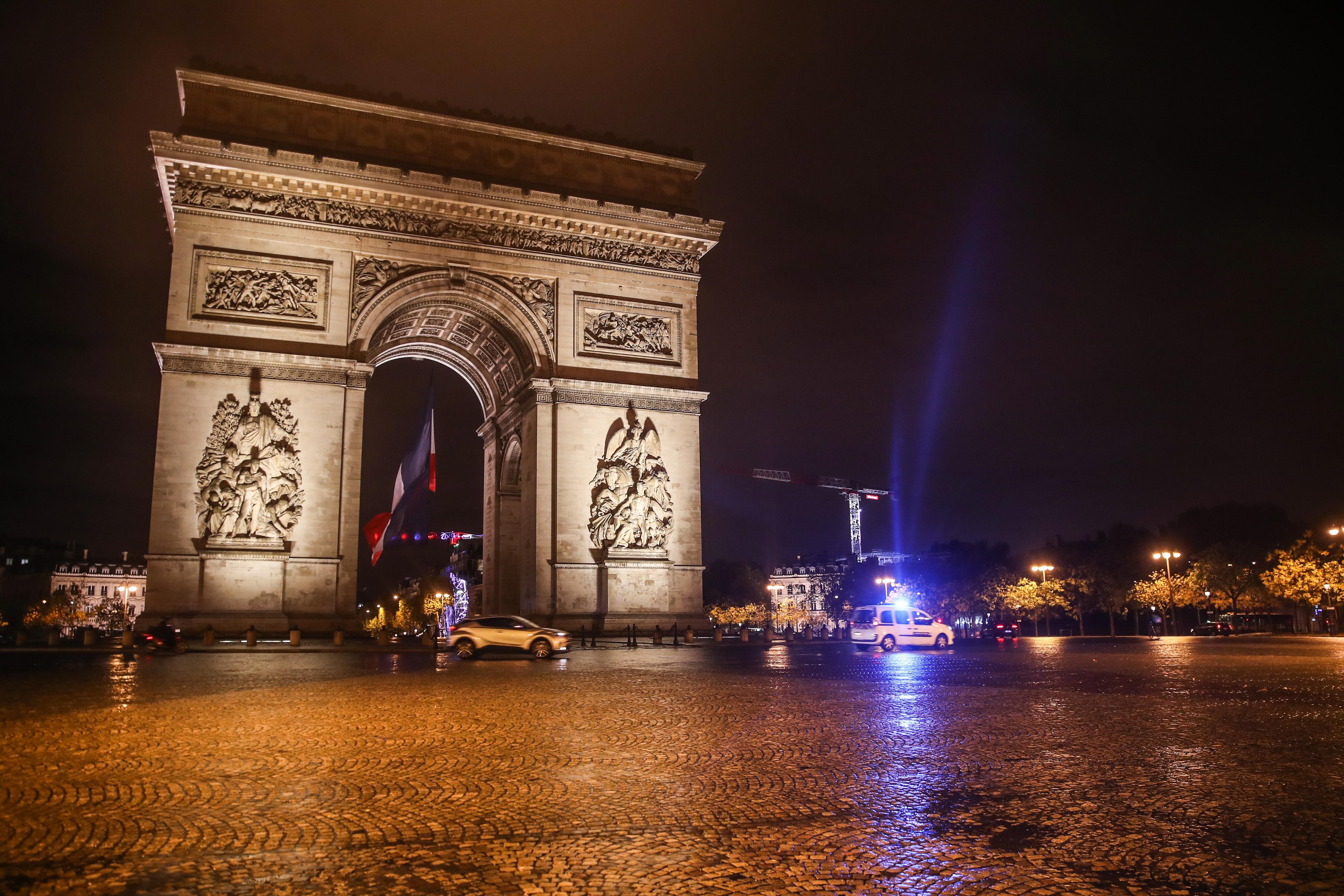 Desde hace dos semanas rige un toque de queda nocturno en París (EFE)