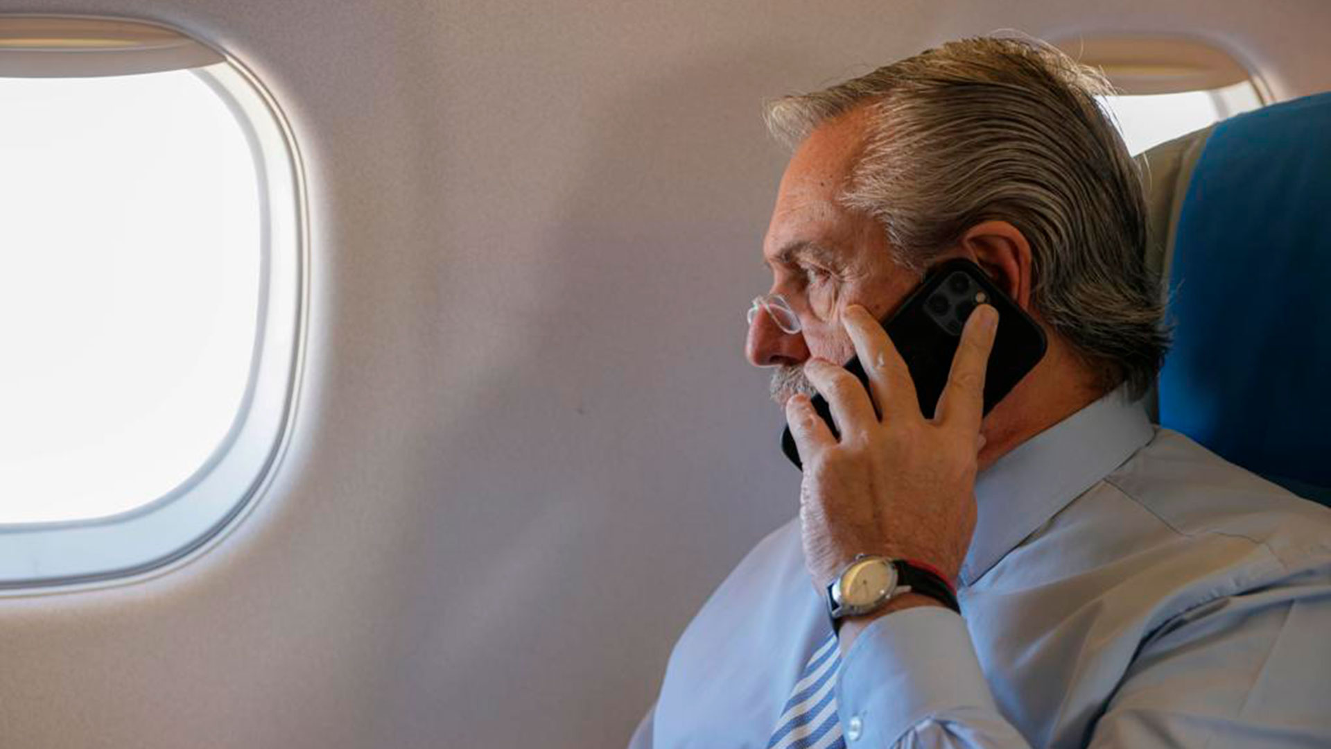 Alberto Fernández habla por teléfono durante su viaje a Brasil.