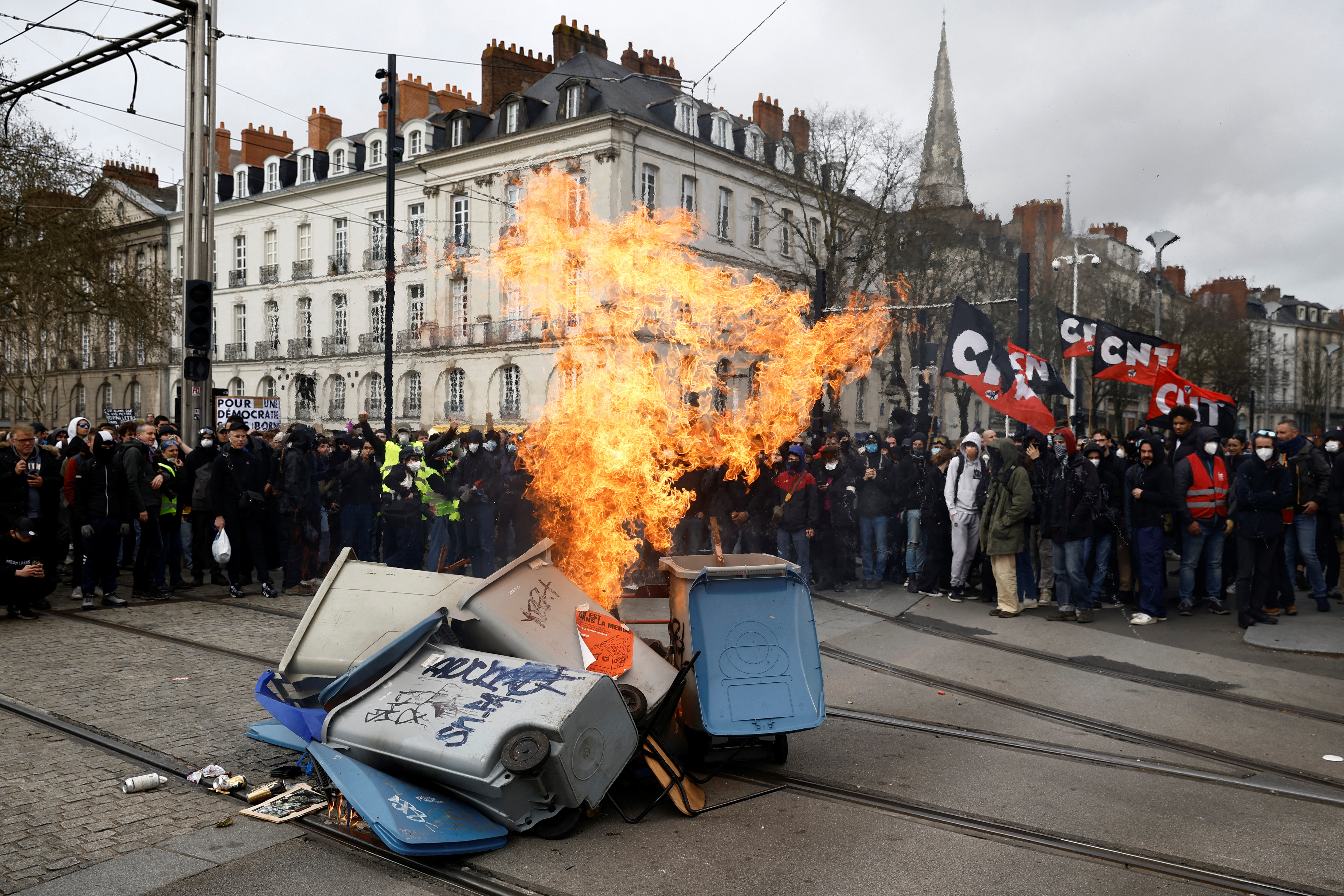 Manifestantes junto a contenedores de basura en llamas en Nantes (REUTERS/Stephane Mahe)