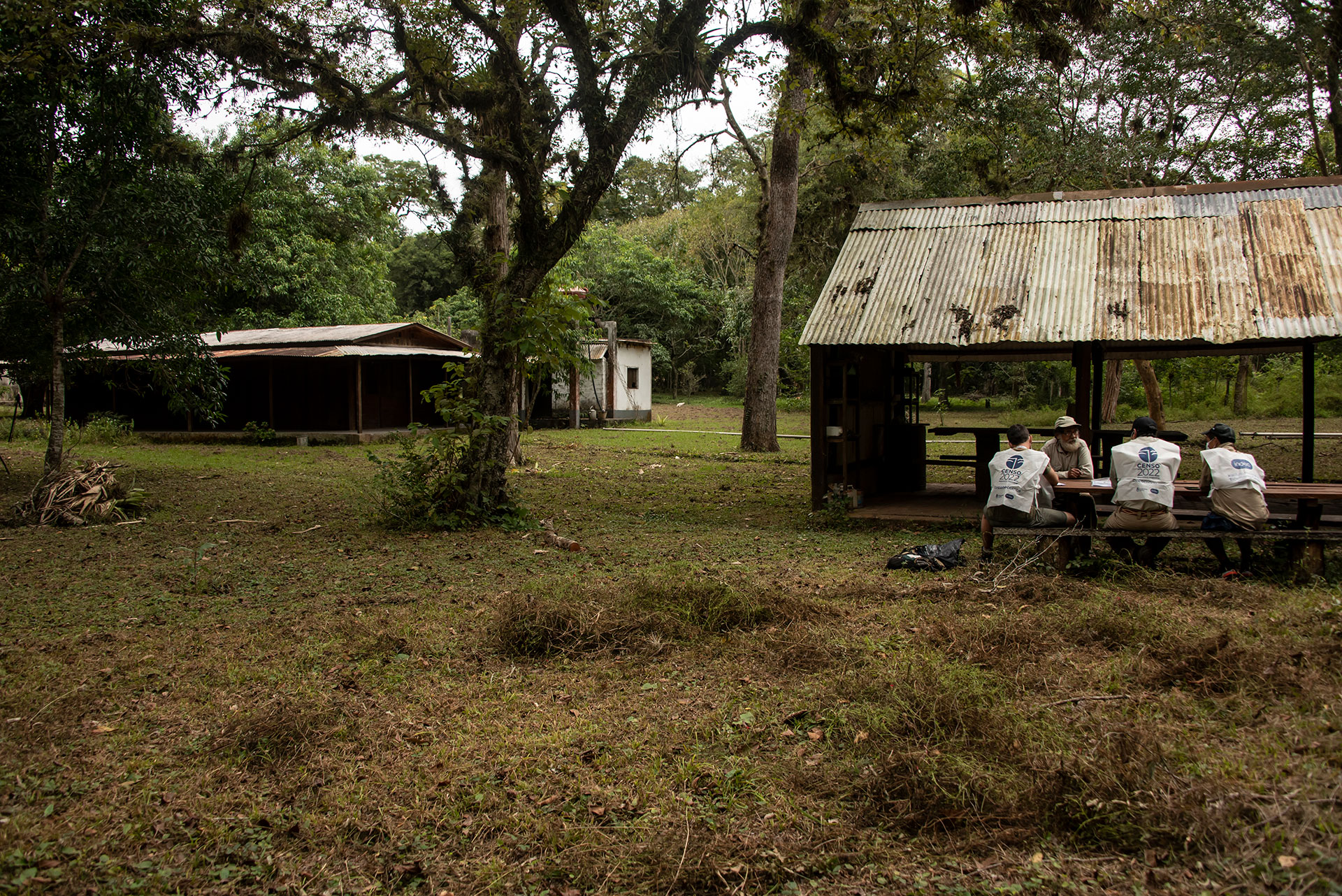 Los censistas junto a Don Segundo, que vive en una antigua finca, dentro del Parque Nacional Baritú, bajo las yungas salteñas (Gentileza Juan Mateo Aberastain - Parques Nacionales)