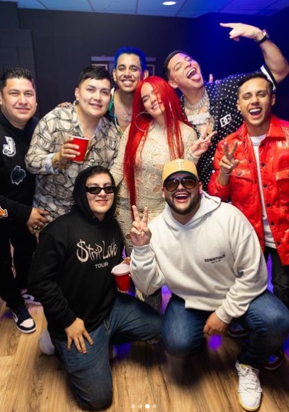 La banda de regional mexicano y la reguetonera cantaron “Tusa” y “Ya Supérame”, acompañando esta última con shots de tequila y la ovación del público
(Foto: Instagram/@eduincaz)