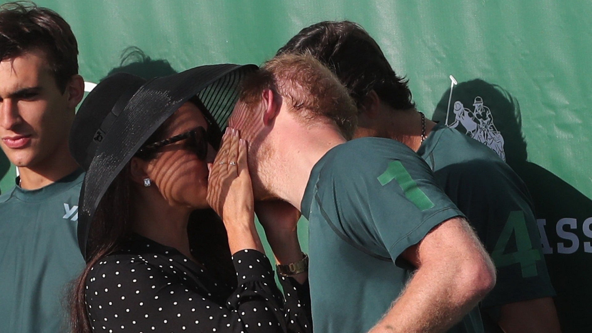 El inesperado beso de Meghan Markle al príncipe Harry en un torneo de polo 