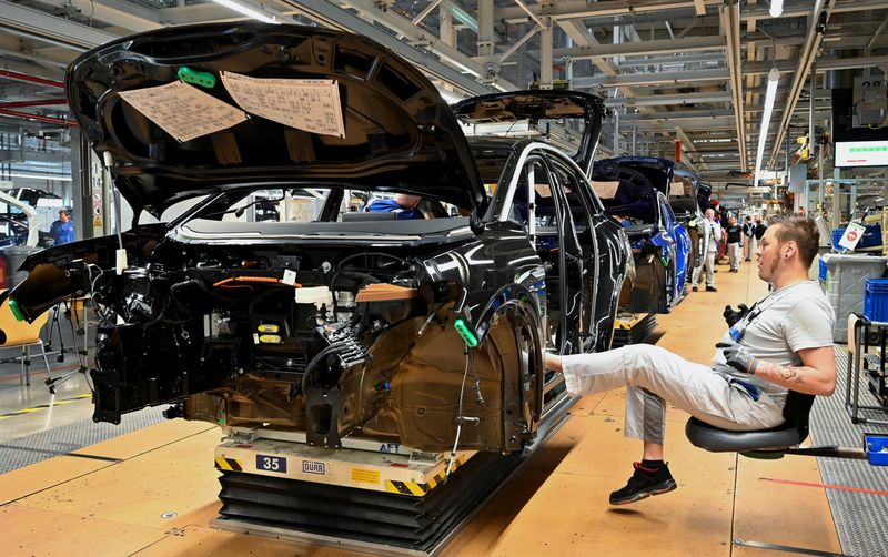 FOTO DE ARCHIVO: Técnicos trabajan en la línea de producción de modelos de coches eléctricos del Grupo Volkswagen, en Zwickau, Alemania, 26 de abril de 2022. REUTERS/Matthias Rietschel/File Photo