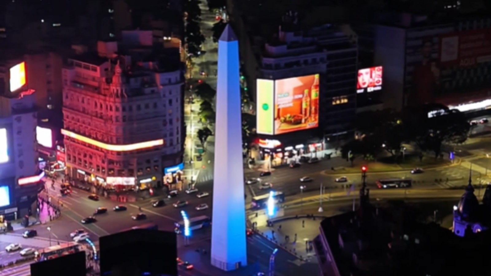 El Obelisco y los monumentos porte&ntilde;os se ti&ntilde;eron con los colores de la bandera tras el anuncio Messi