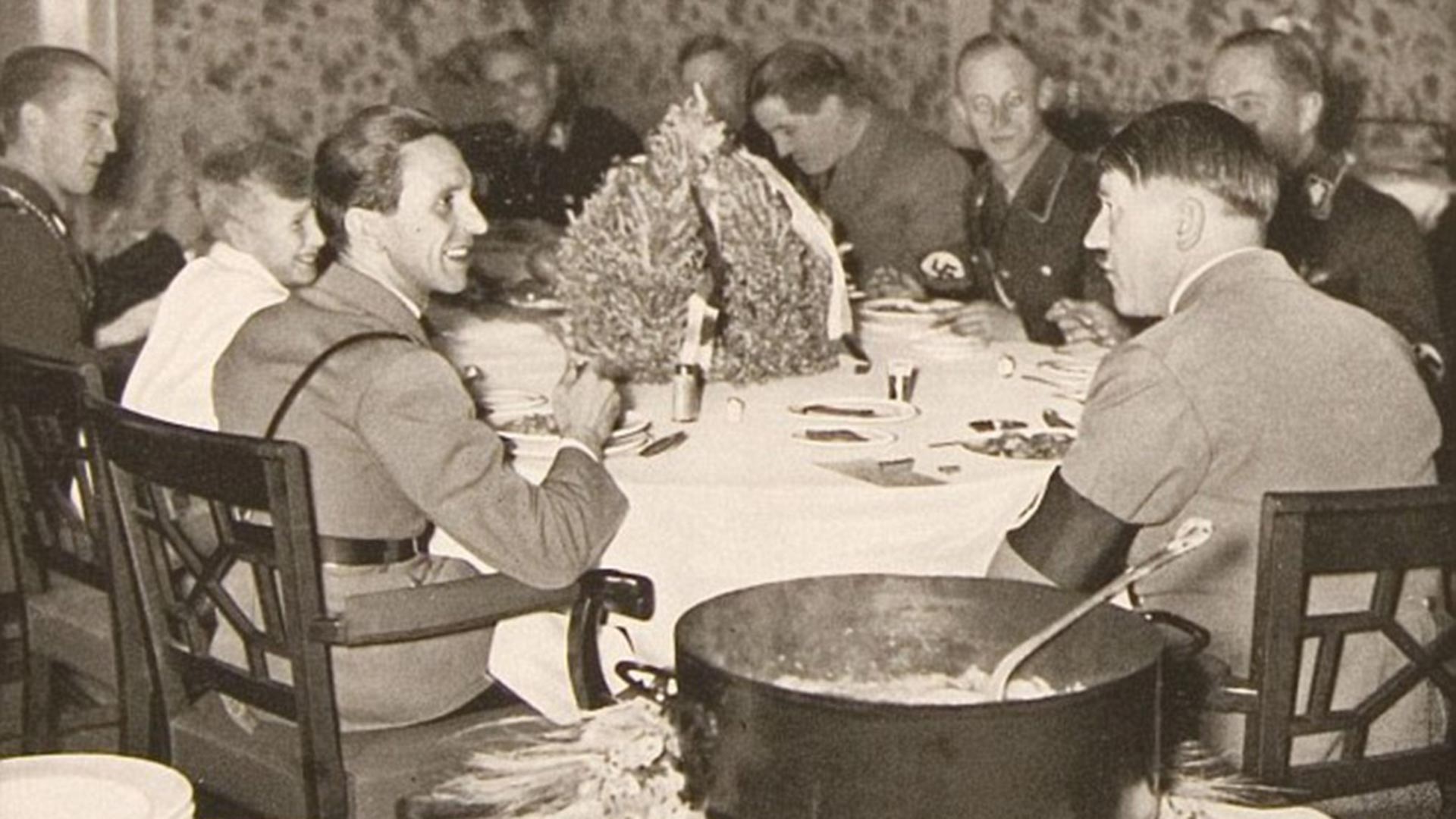 Hitler en una comida con sus oficiales en el búnker bajo la Cancillería, en Berlín.