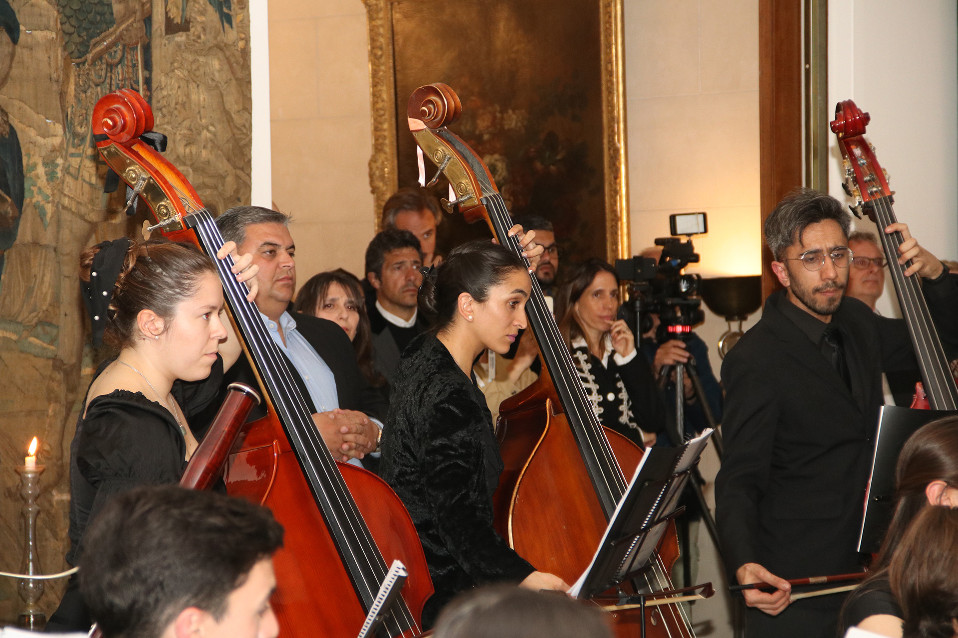 Finalizado el concierto, cada uno de los integrantes de la delegación recibió un diploma recordatorio de su paso por la ciudad de Buenos Aires, para finalizar el encuentro con un brindis 


