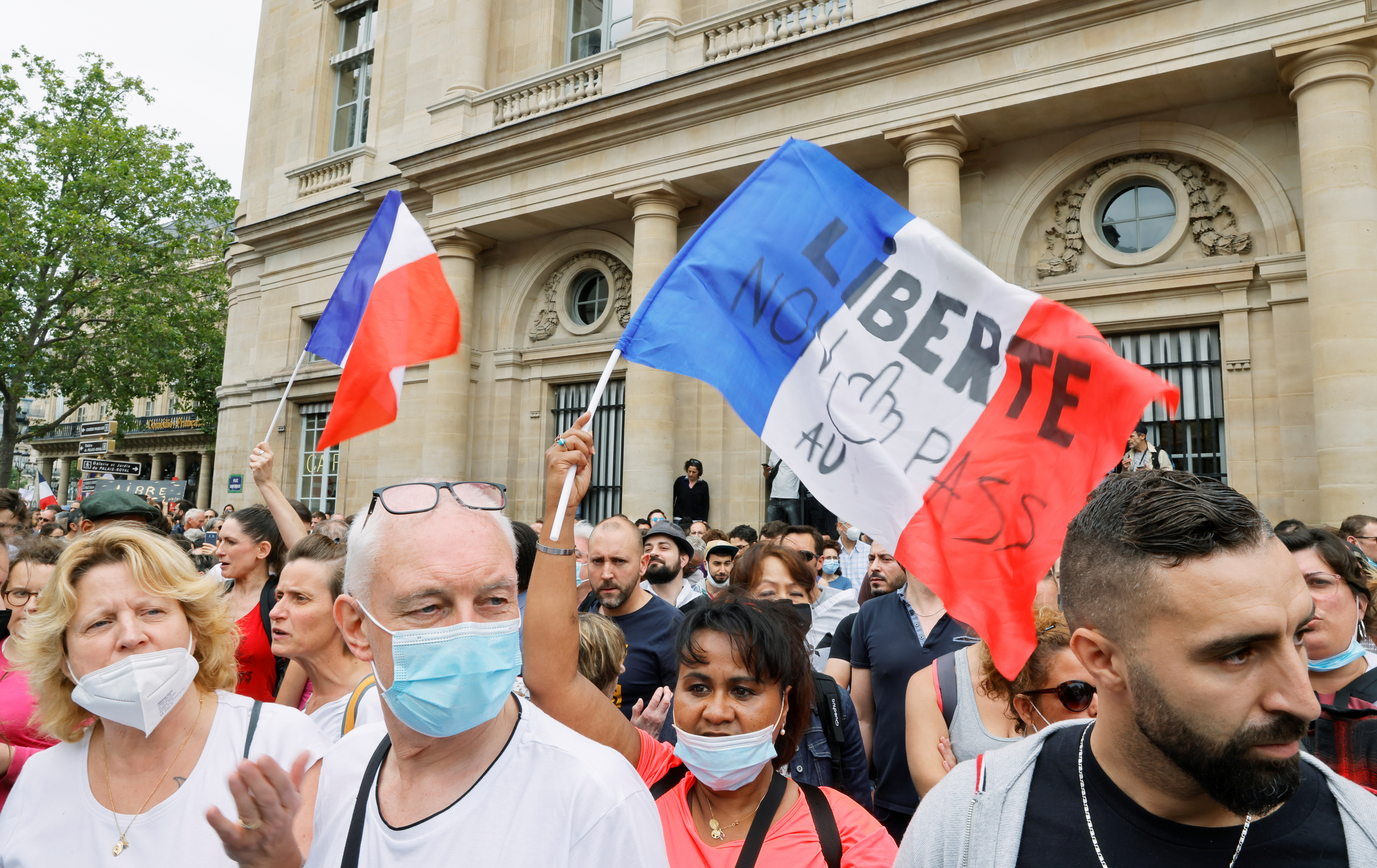 Manifestantes asisten a una protesta contra las nuevas medidas anunciadas por el presidente francés Emmanuel Macron para luchar contra el brote de la enfermedad del coronavirus (COVID-19), en París, Francia, 17 de julio de 2021. REUTERS/Pascal Rossignol
