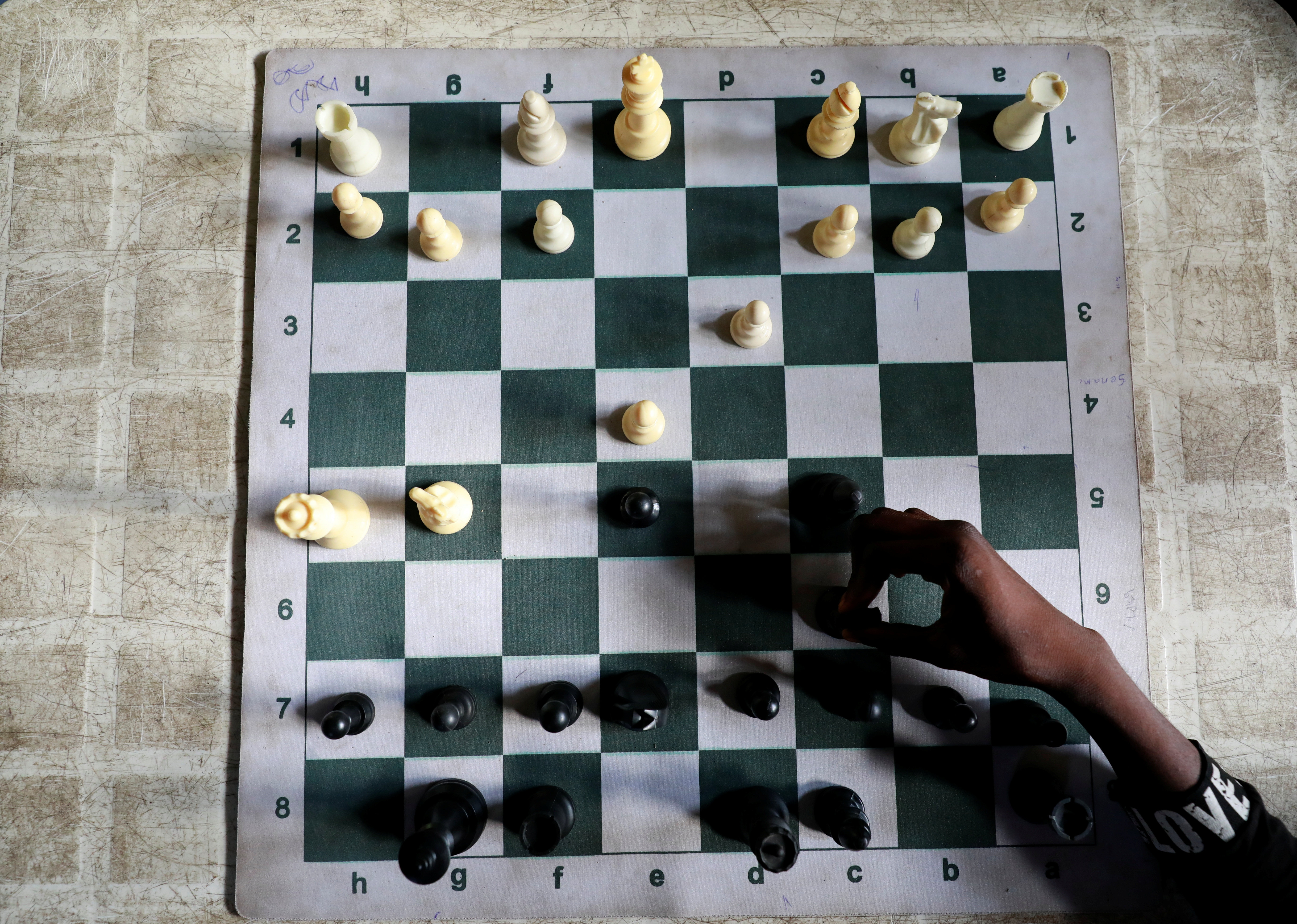 es una partida de ajedrez infinita entre dos inteligencias artificiales - Infobae