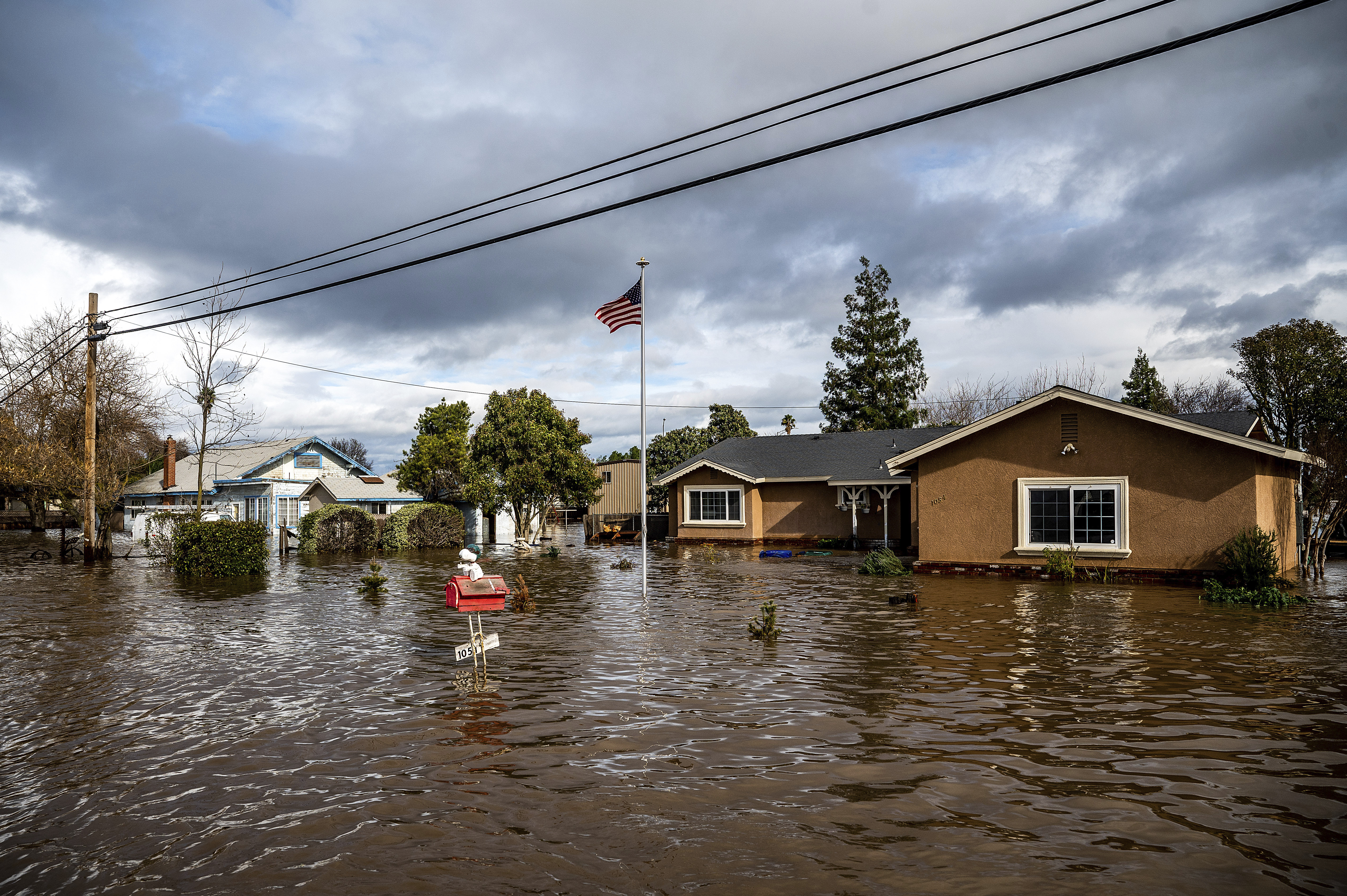Vuelos cancelados, 350 viviendas sin luz y zonas bajo el agua por las intensas tormentas en Estados Unidos