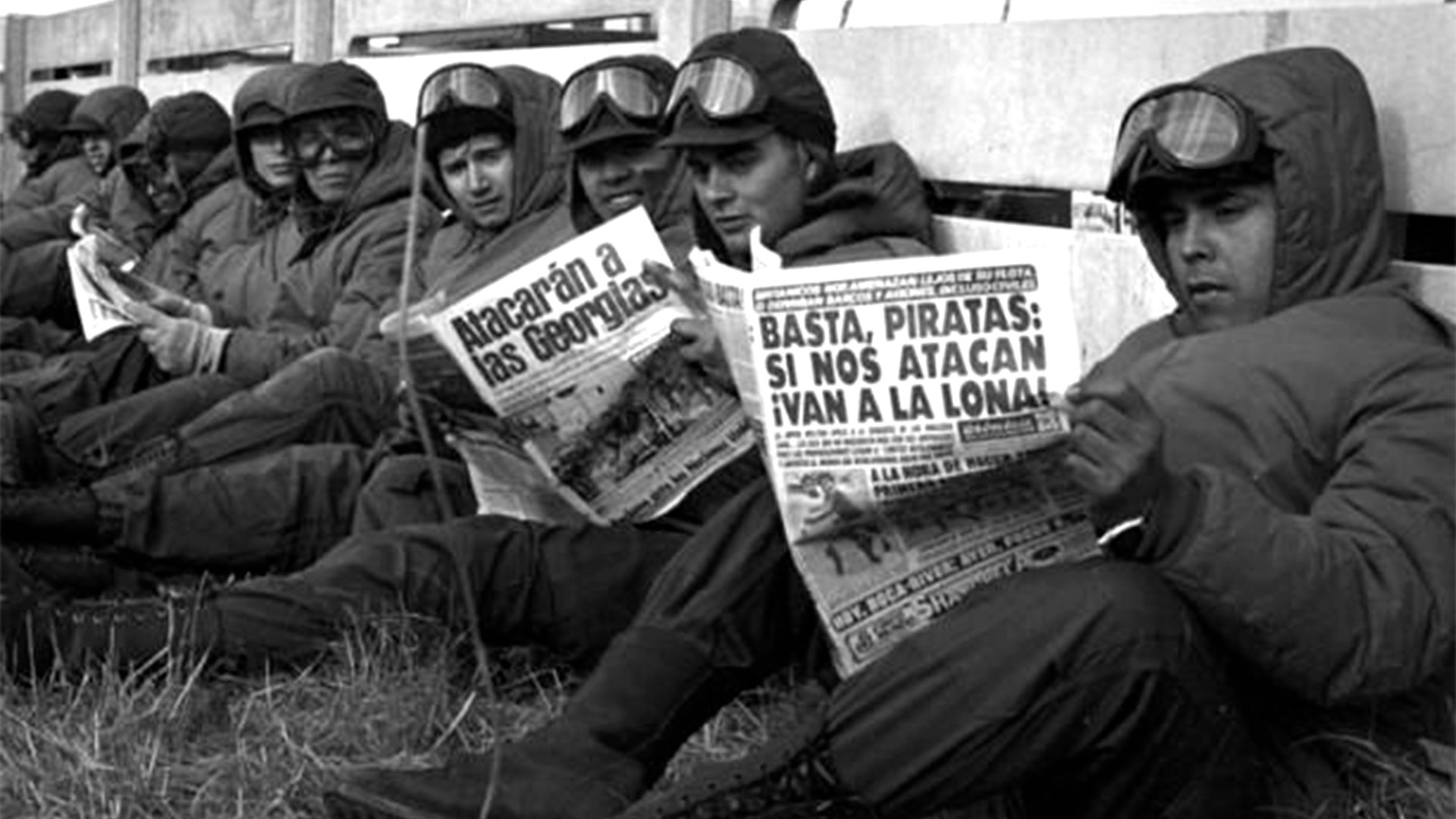 Soldados argentinos a la espera del desembargo inglés