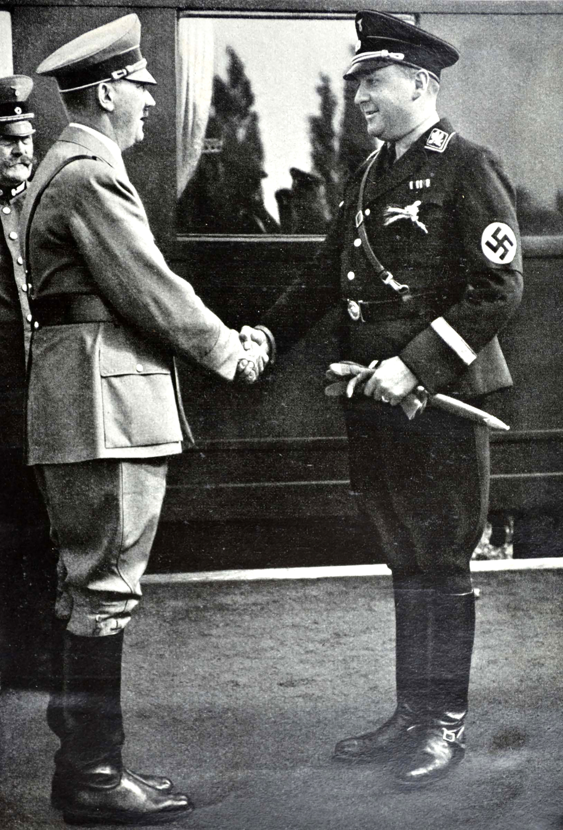 Ricardo Walther Darré y Adolf Hitler, el argentino fue ministro de Alimentación y Agricultura, y también director de la siniestra Oficina de la Raza y Reasentamiento del Reich (Grosby)
