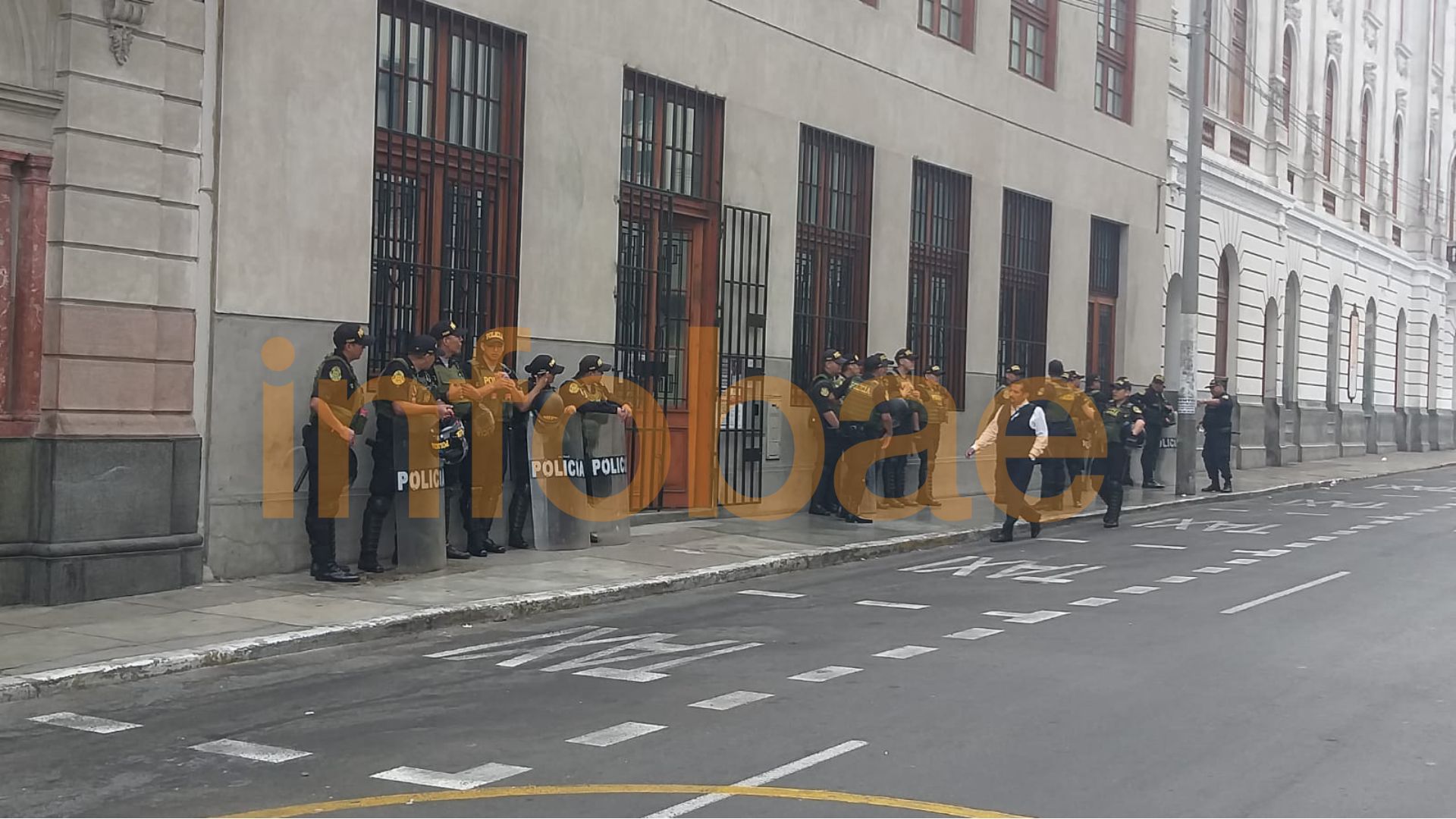 Resguardo policial en la sede de la Sala Nacional Penal, donde Alejandro Toledo pasará exámenes de ley | Carlo Fernández - Infobae Perú