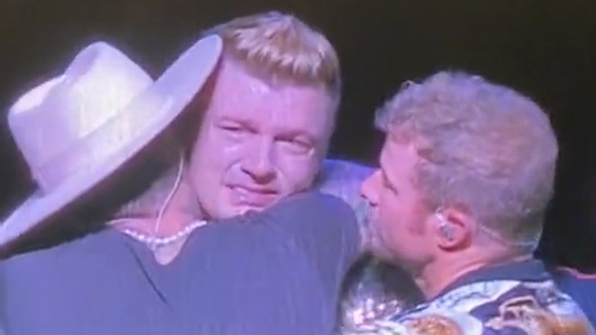 El desgarrador llanto de Nick Carter por la muerte de su hermano Aaron durante un concierto de los Backstreet Boys