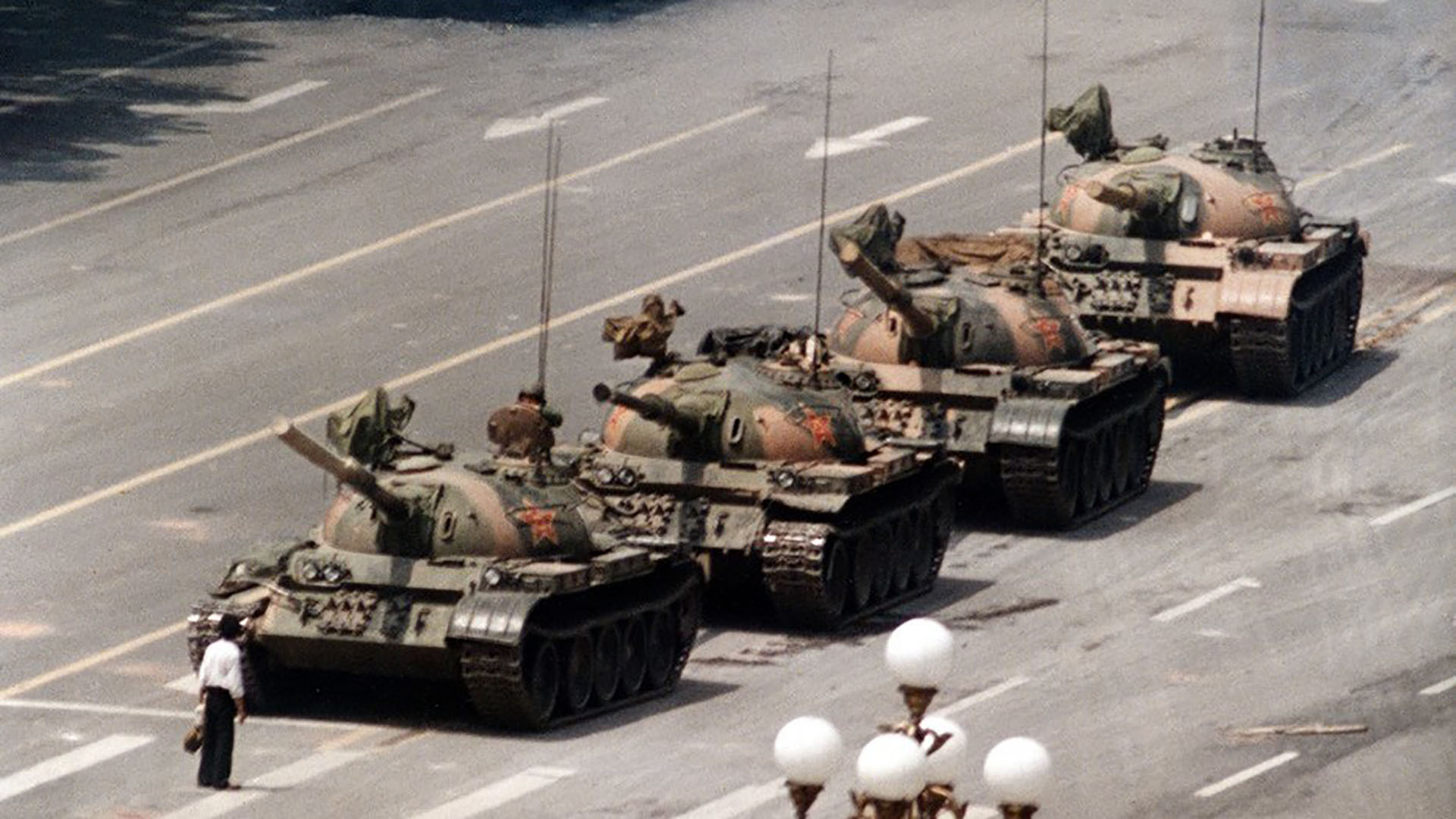 La foto más recordada de la masacre de la plaza Tiananmen, cuando un hombre decidió pararse delante de los tanques que horas antes habían aplastado a los manifestantes (AP)