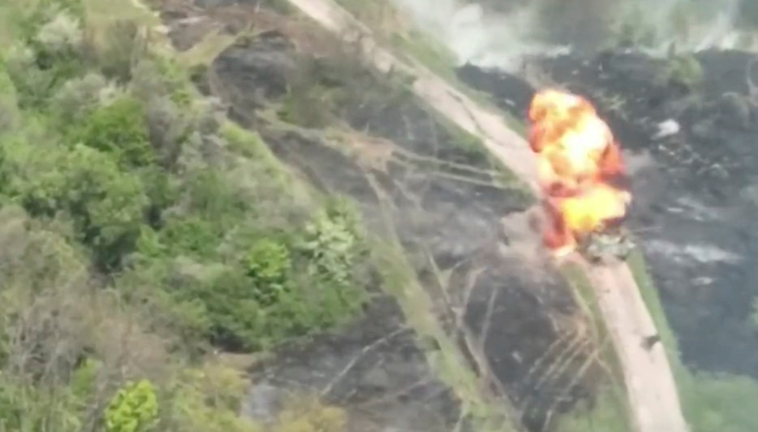 Un tanque T-90 del ejército ruso destruido en un ataque con drones del Ejército ucraniano (Reuters)