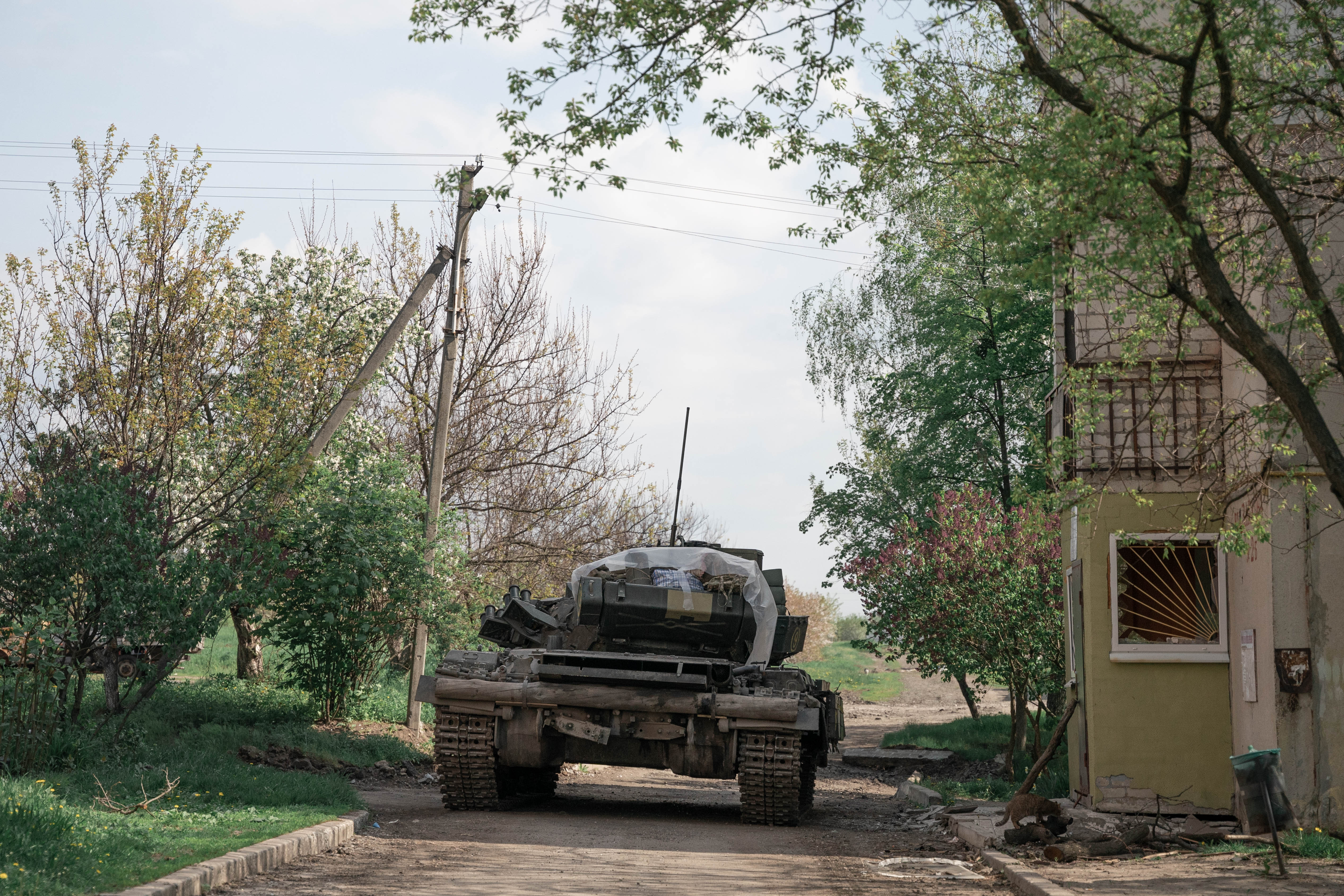 Un tanque ucraniano apostado en una calle lateral que conecta con la autopista que une Malaya-Rohan con Kharkiv. (Foto: Franco Fafasuli)