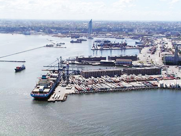 El puerto de Montevideo, centro de aprovisionamiento y logística de gran parte de los buques que pescan ilegalmente en Mar Argentino
