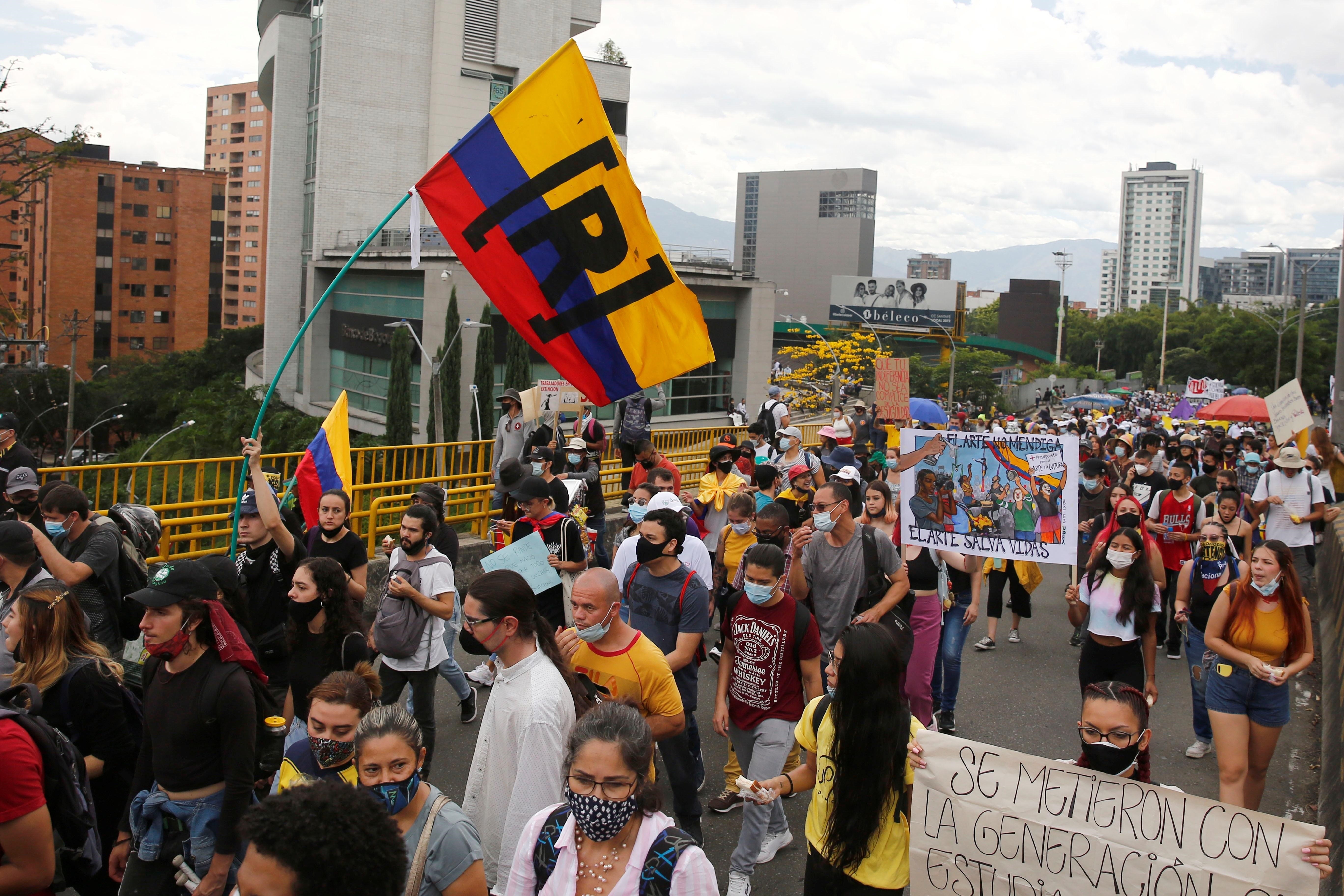 Manifestantes participan en la quinta jornada del paro nacional contra el gobierno de Iván Duque hoy, en Medellín (Colombia). EFE/ Luis Eduardo Noriega
