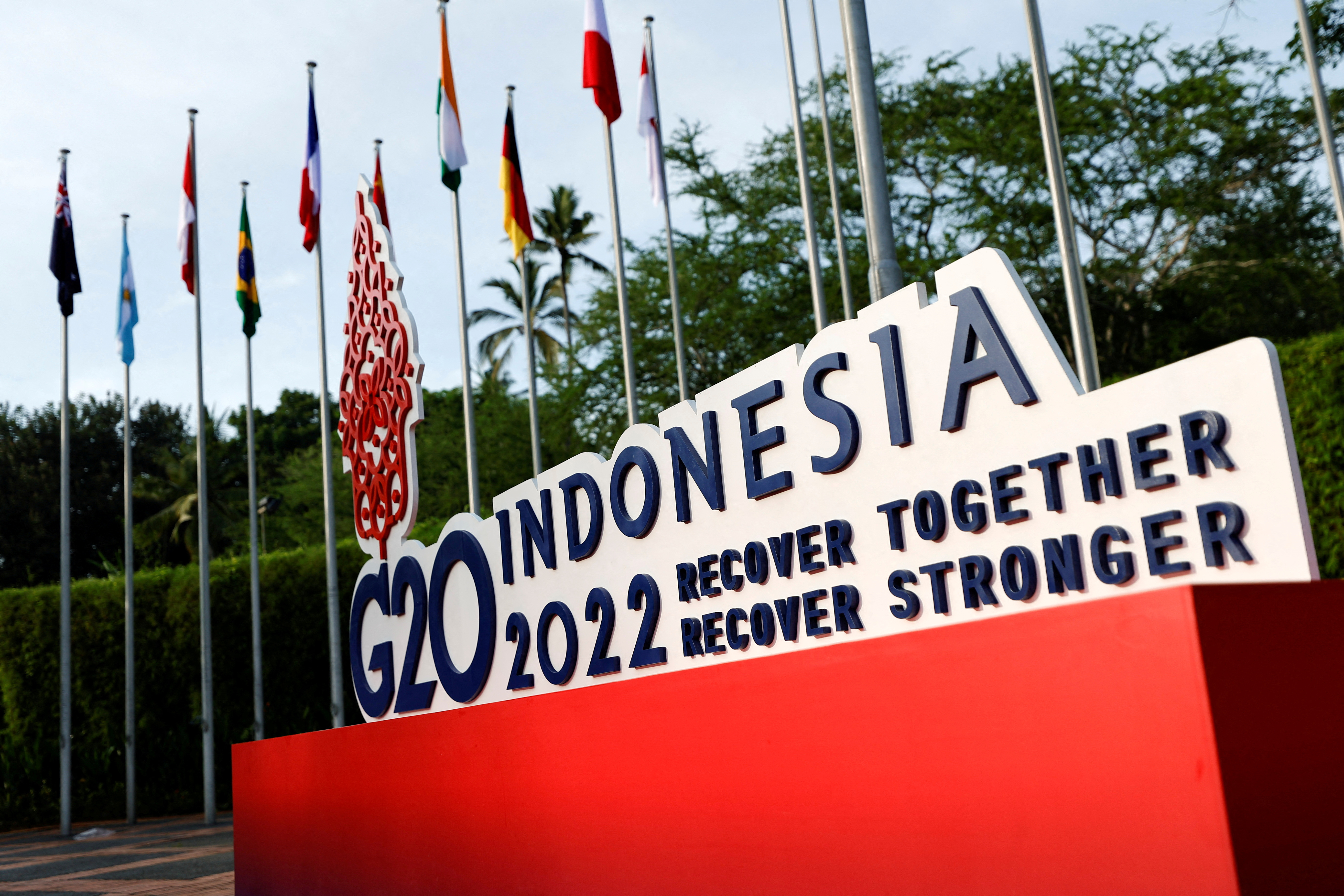 Un cartel que anuncia la cumbre del G20 se muestra en Nusa Dua, Bali, Indonesia, 13 de noviembre de 2022. REUTERS/Willy Kurniawan 
