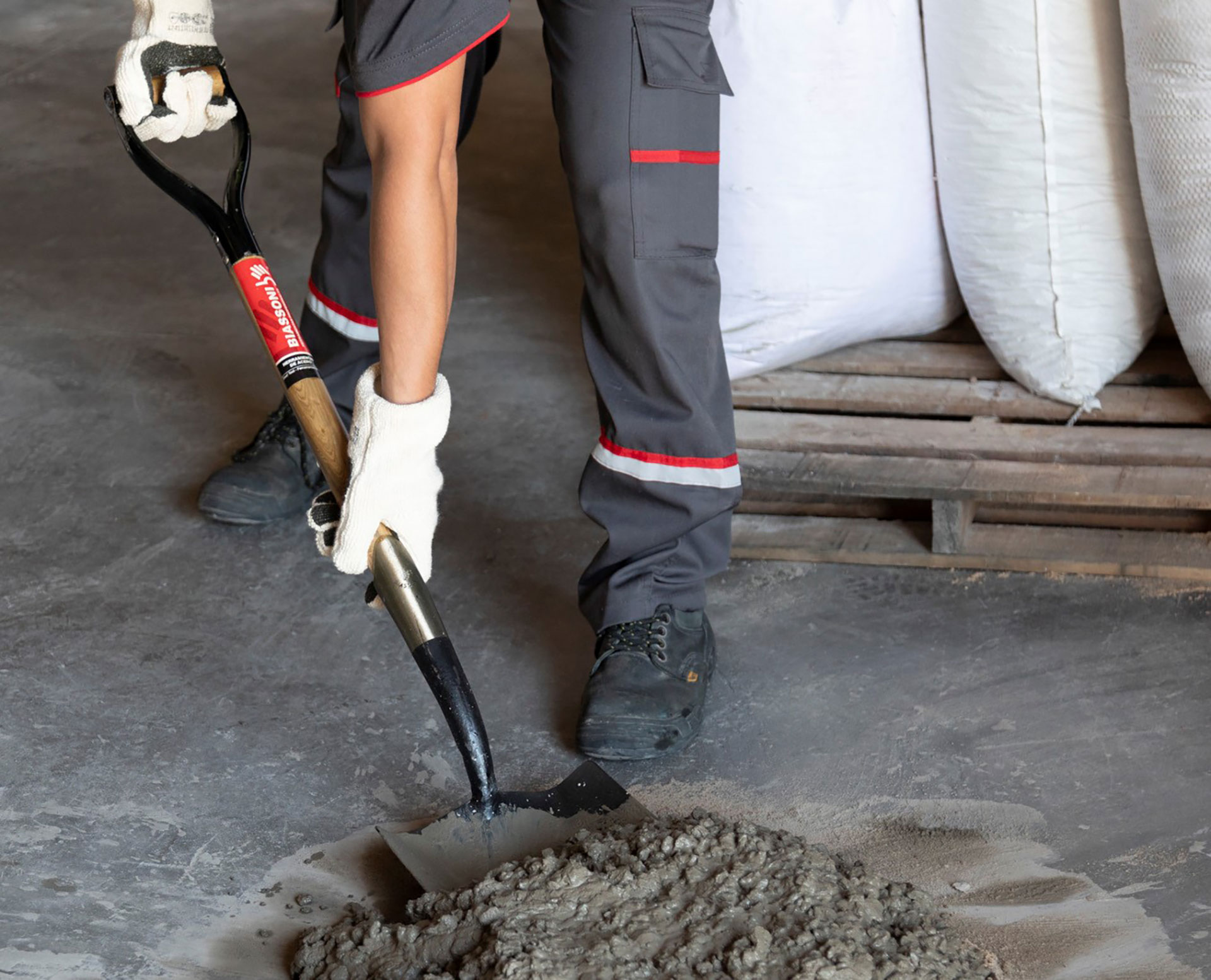Cemento, cal y arena están entre los materiales que son claves al inicio de obras de viviendas 
