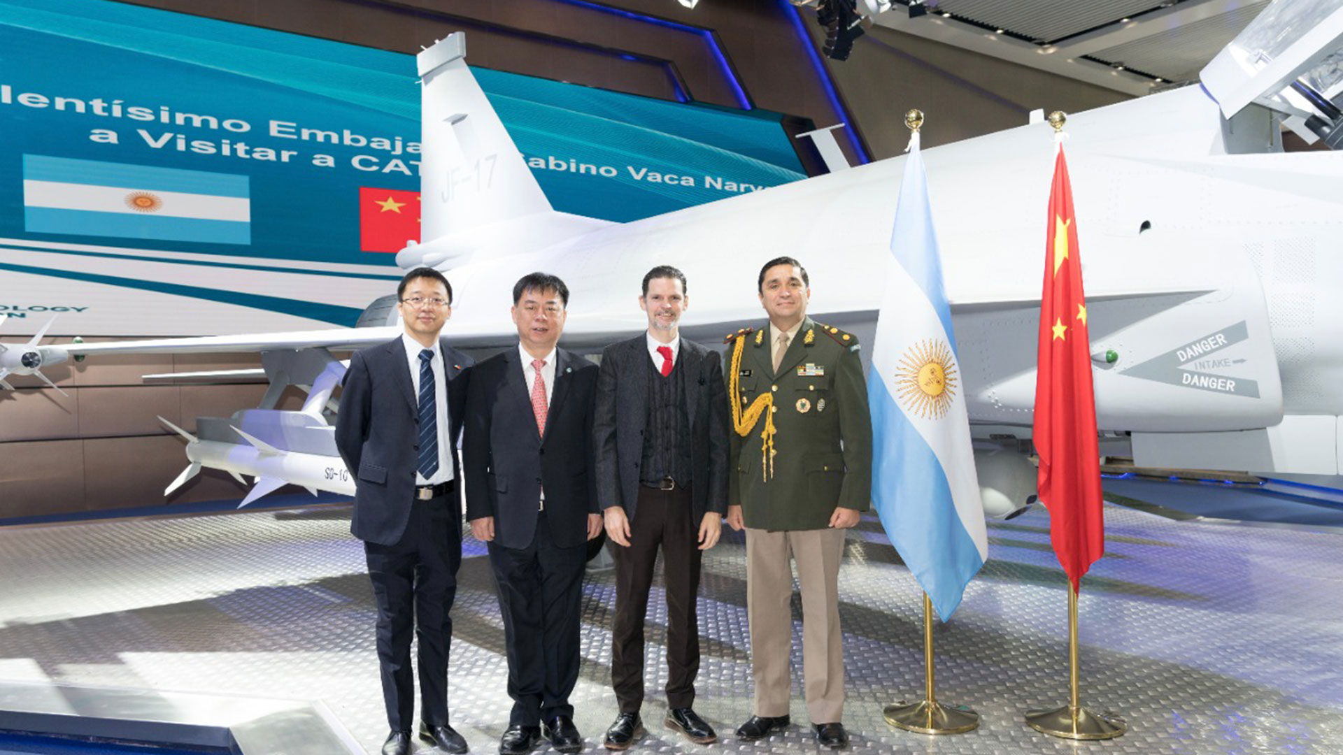 Embajador argentino en China, Sabino Vaca Narvaja, recibió, junto al Agregado de las Fuerzas, el General Norberto Zárate, a la delegación de pilotos y técnicos de la Fuerza Aérea Argentina que realizó evaluaciones del JF-17 Thunder