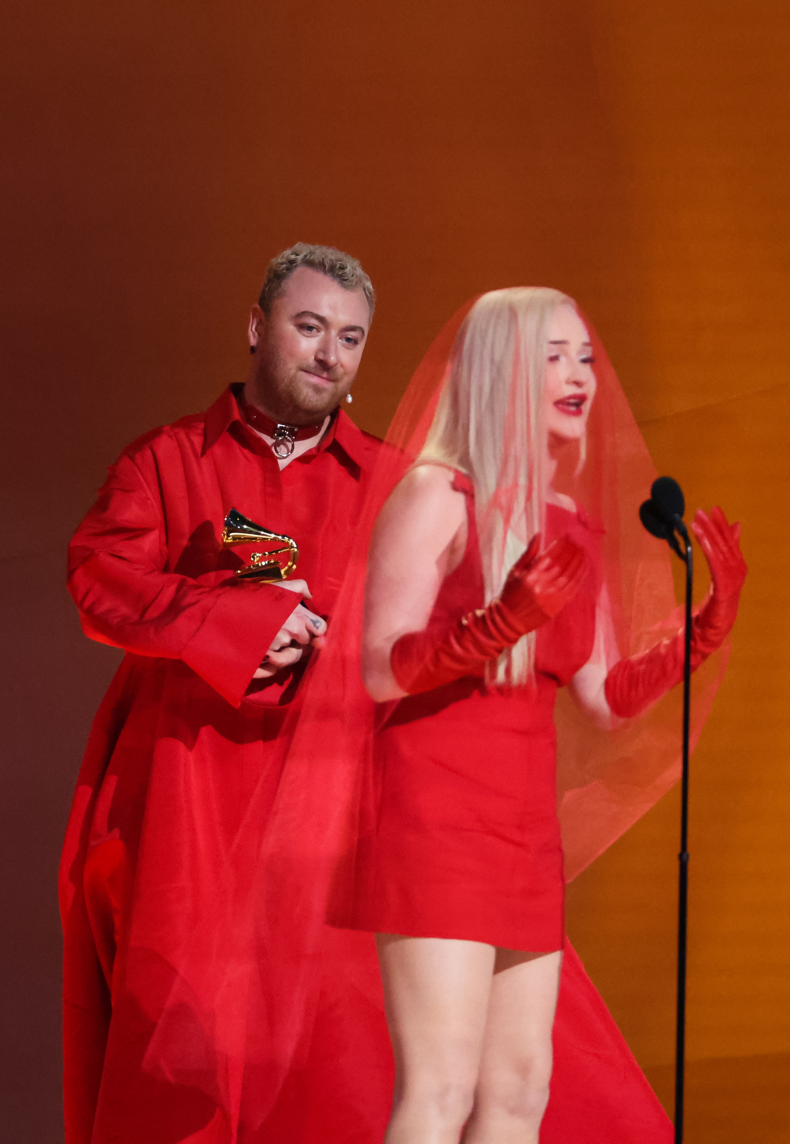Sam Smith y Kim Petras  ganaron el categoría Dúo/Grupo Pop por la obra Unholy. Smith es la primera mujer transgénero en ganar este premio /REUTERS/Mario Anzuoni