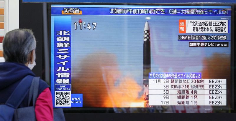 Este viernes, Corea del Norte lanzó otro misil que cayó en aguas niponas (REUTERS)